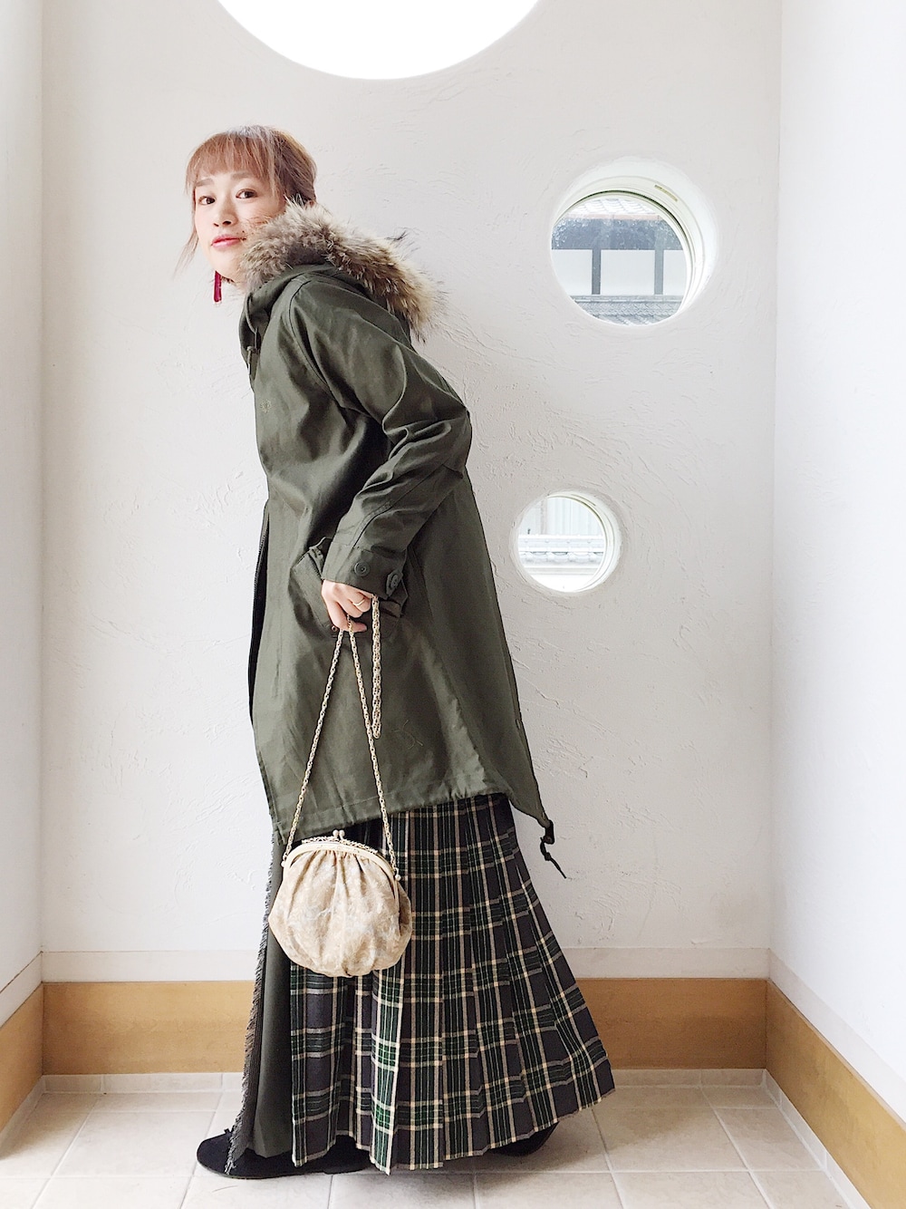 「FRED PERRY、フレッドペリー、モッズコート、カーキアウター、アウター、ロングスカート、プリーツスカート、キルトスカート、オトナガーリー」｜「Tichecaのアイテム（ピアス（両耳用）、その他）」を使った、きゃのさん（レディース・155cm）の冬コーディネートの1枚目の写真