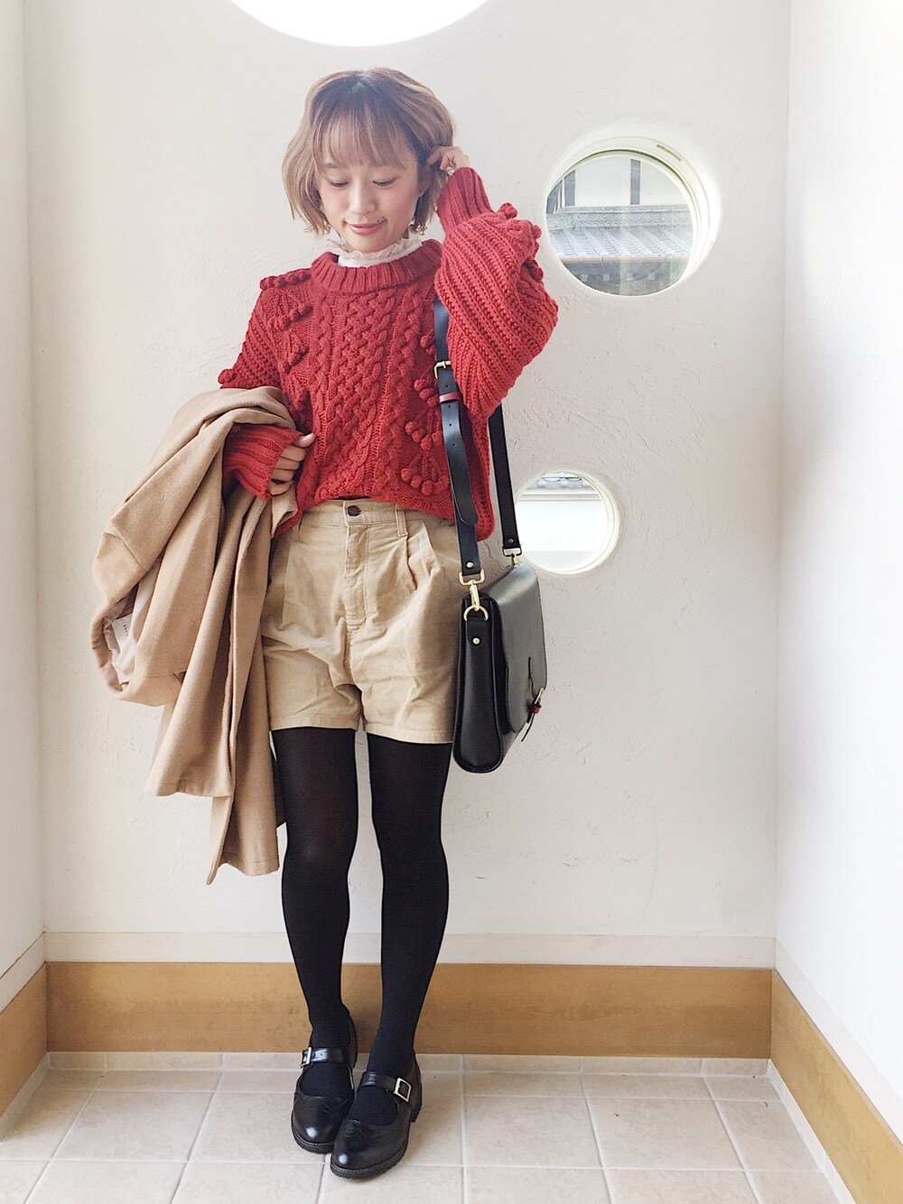 「クリスマス、FRED PERRY、フレッドペリー、ショルダーバッグ、レザーバッグ、クリスマスカラー、パーティースタイル、クリスマスコーデ、つけ襟、ショートパンツ」｜「haco!の楽してきちんとかわいい　オンナノコウィングチップシューズ（ドレスシューズ、ブラック系）」を使った、きゃのさん（レディース・155cm）の冬コーディネートの1枚目の写真