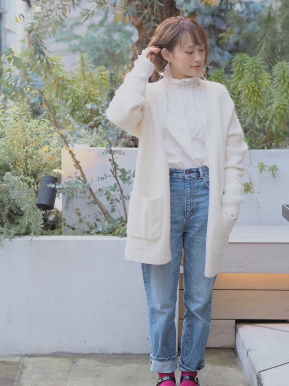 「ハンドメイド、ﾊﾝﾄﾞﾒｲﾄﾞｱｸｾｻﾘｰ、ハンドメイドピアス、GU、デニム、大人カジュアル、オトナ女子、冬、オトナカジュアル、ホワイト」｜「DHOLICのアイテム（シャツ/ブラウス、ホワイト系）」を使った、きゃのさん（レディース・155cm）の冬コーディネートの1枚目の写真