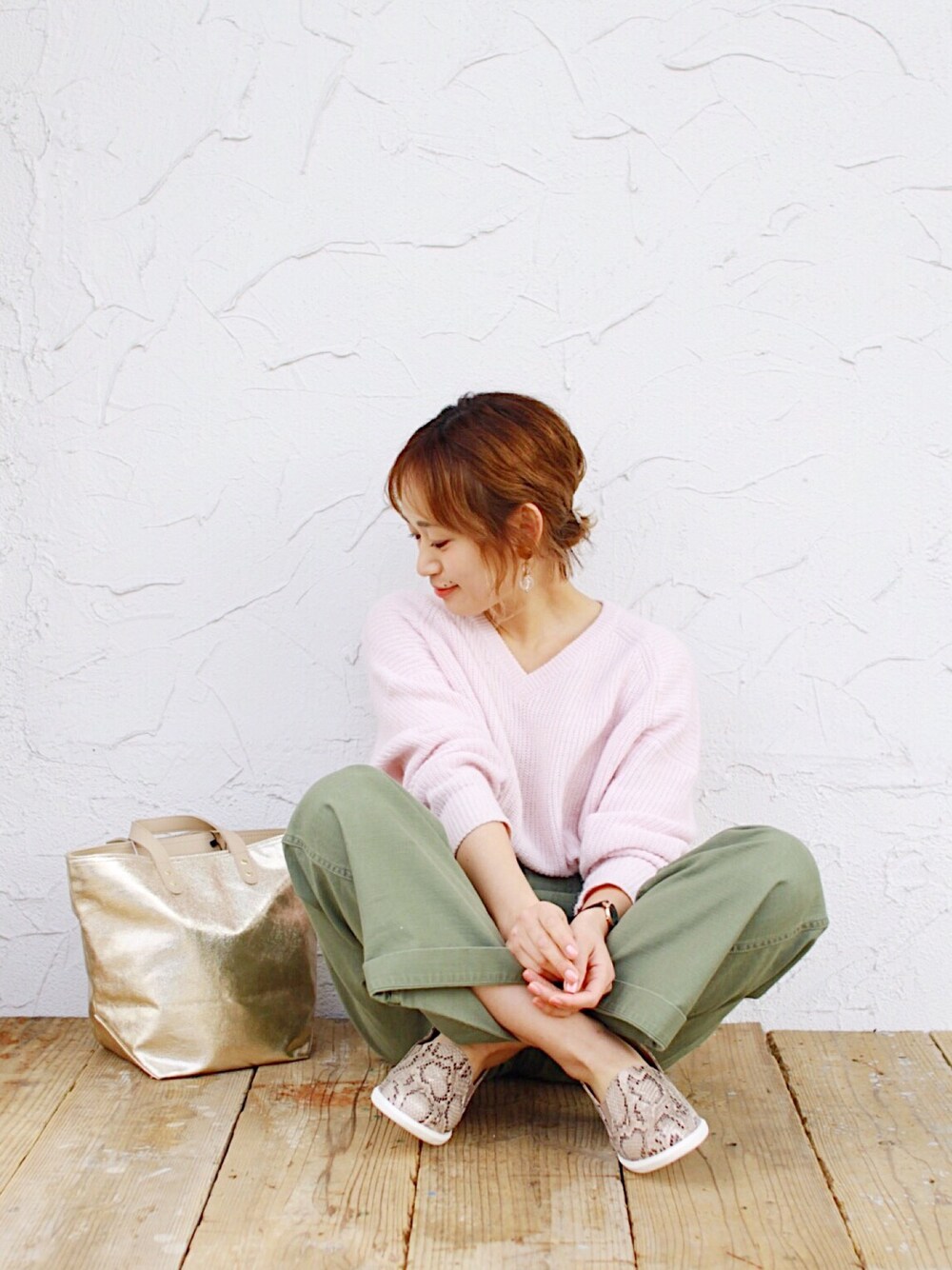 「カジュアルコーデ、オトナカジュアル、オトナ女子、ピンク、ピンクニット、ベイカーパンツ、カーキパンツ、パイソン柄、メタリックバッグ、ブイネックニット」｜「A part byの7GアンゴラコンアゼVPO 738202 （ニット/セーター、ピンク系）」を使った、きゃのさん（レディース・155cm）の春コーディネートの1枚目の写真