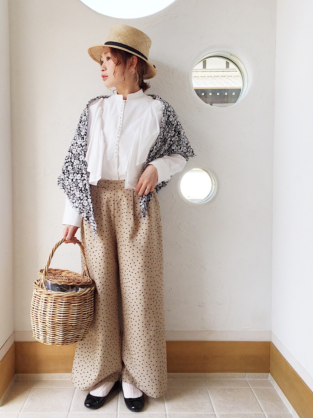 ホワイト系のシャツ/ブラウス、ベージュ系のパンツ、ブラウン系のかごバッグを着用したレディースの春コーディネートの1枚目の写真