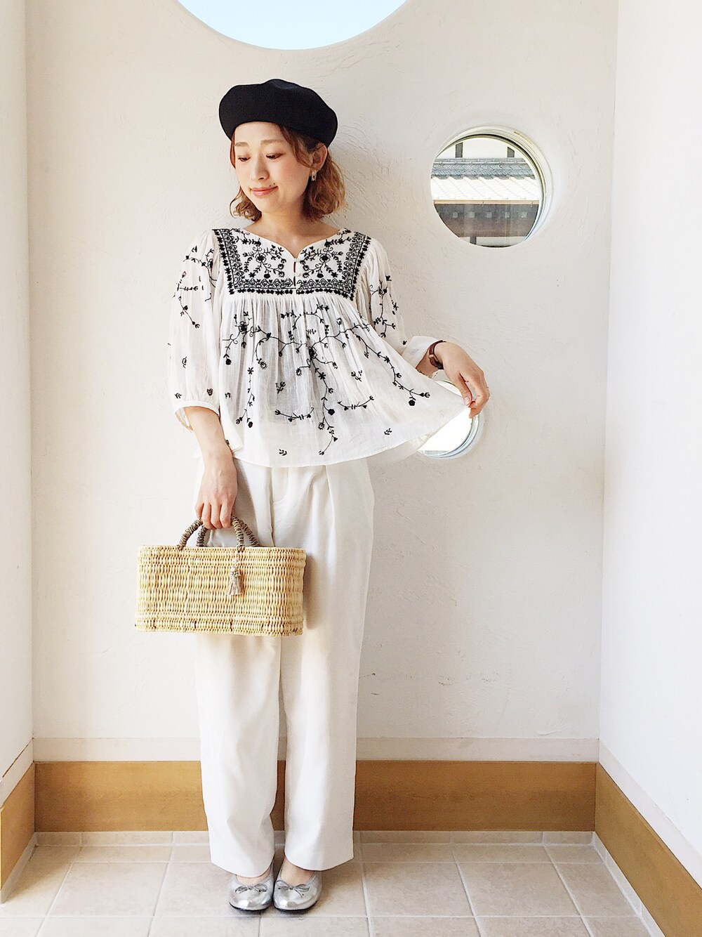 「ホワイトコーデ、刺繍、エンブロイダリー、ZARA、春、パンツスタイル、メタリックシューズ、シルバーシューズ、かごバッグ、プチプラ」｜「sucréのアイテム（ピアス（両耳用）、ゴールド系）」を使った、きゃのさん（レディース・155cm）の春コーディネートの1枚目の写真