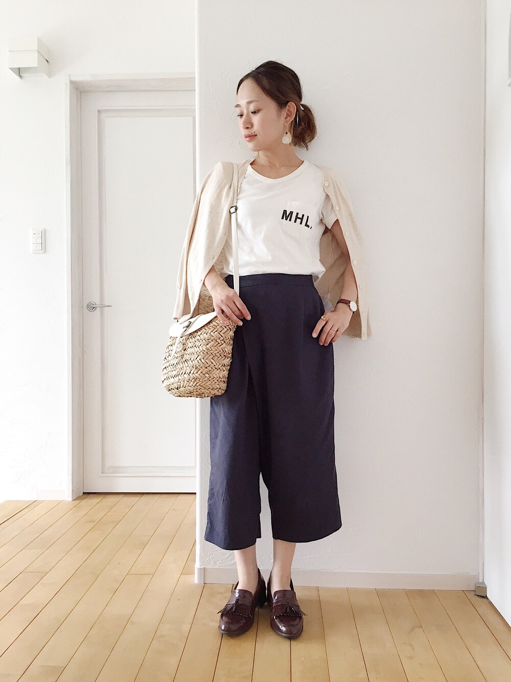 「きれいめカジュアル、カーディガン、白Tシャツ、タイパンツ、ローファー、雨の日コーデ」｜「Handmadeのアイテム（ピアス（両耳用）、その他）」を使った、きゃのさん（レディース・155cm）の夏コーディネートの1枚目の写真