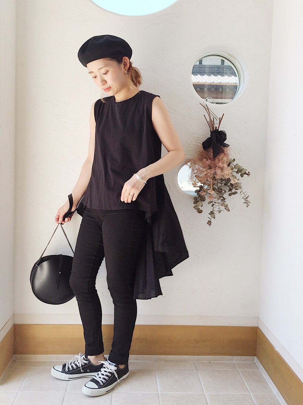 ホワイト系のタンクトップ、ブラック系のショルダーバッグ、ブラック系のパンツを着用したレディースの夏コーディネートの1枚目の写真