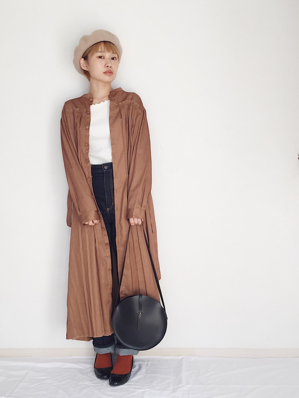「オシャレパッソ、PASSO、PR、大人カジュアル、秋、ブラウンコーデ、シャツワンピ、プリーツ、プリーツワンピース」｜「RODE SKOのRODE SKO ウールベレー（ハンチング/ベレー帽、ベージュ系）」を使った、きゃのさん（レディース・155cm）の秋コーディネートの1枚目の写真
