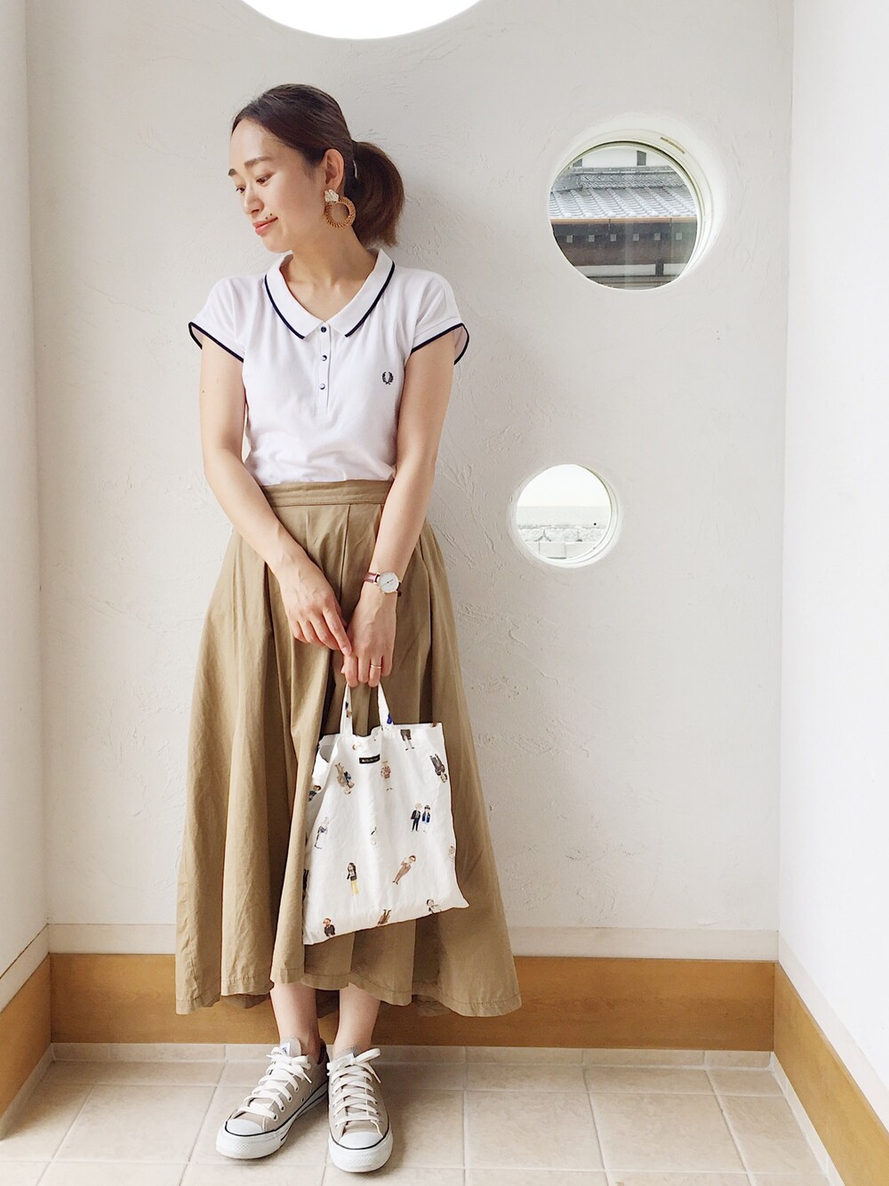 「大人カジュアル、夏コーデ、オトナ女子、ポロシャツ、FRED PERRY、ママコーデ、チノスカート、ベージュスカート、ベージュコンバース、シンプルコーデ」｜「noeryのアイテム（ピアス（両耳用）、その他）」を使った、きゃのさん（レディース・155cm）の夏コーディネートの1枚目の写真