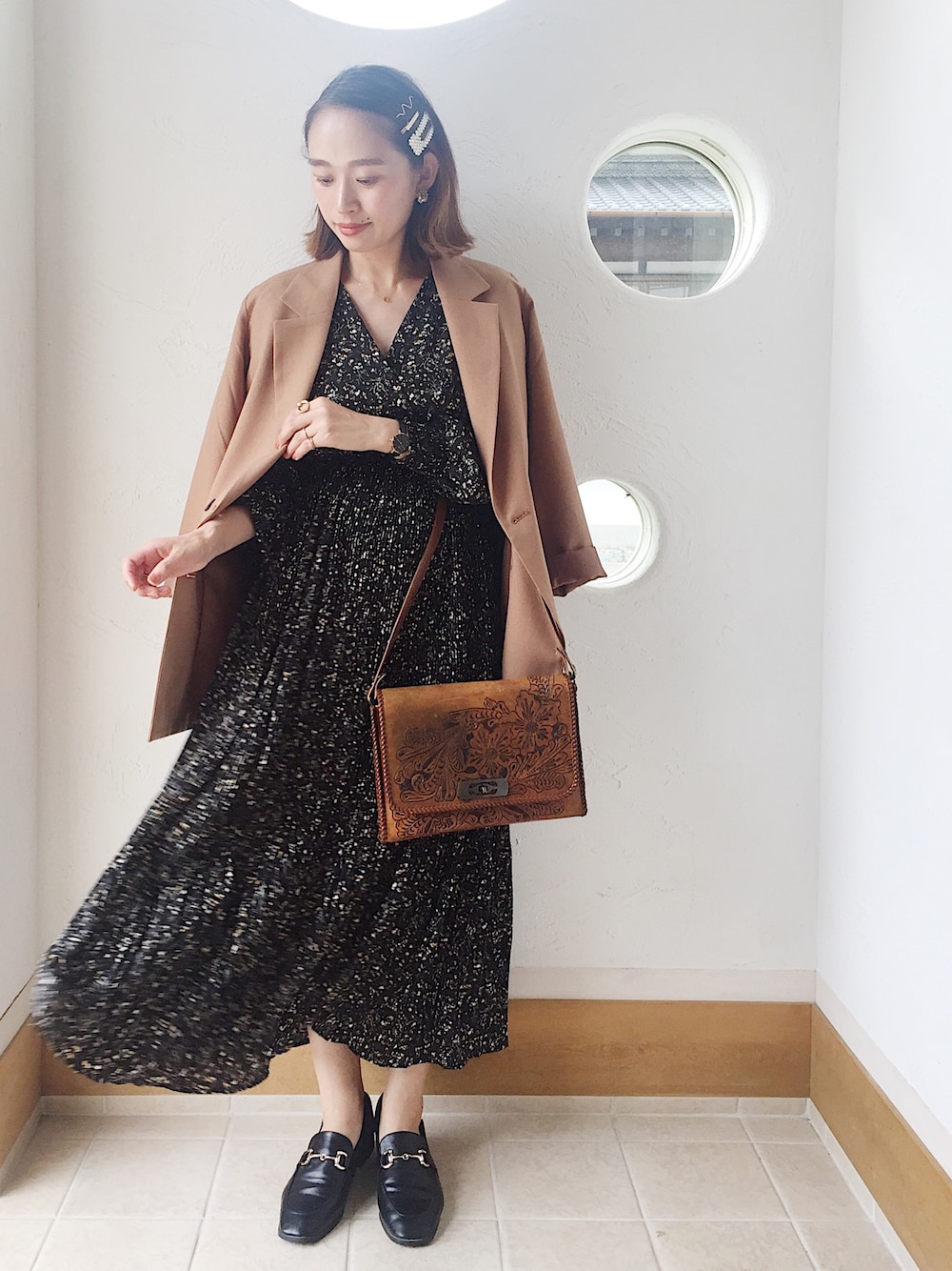 「秋のコーデ、オトナガーリー、ジャケット、ジャケット×ワンピース、花柄ワンピース、ロングワンピース、ブラウンジャケット、ローファー」｜「3coinsのアイテム（ヘアピン、ゴールド系）」を使った、きゃのさん（レディース・155cm）の秋コーディネートの1枚目の写真