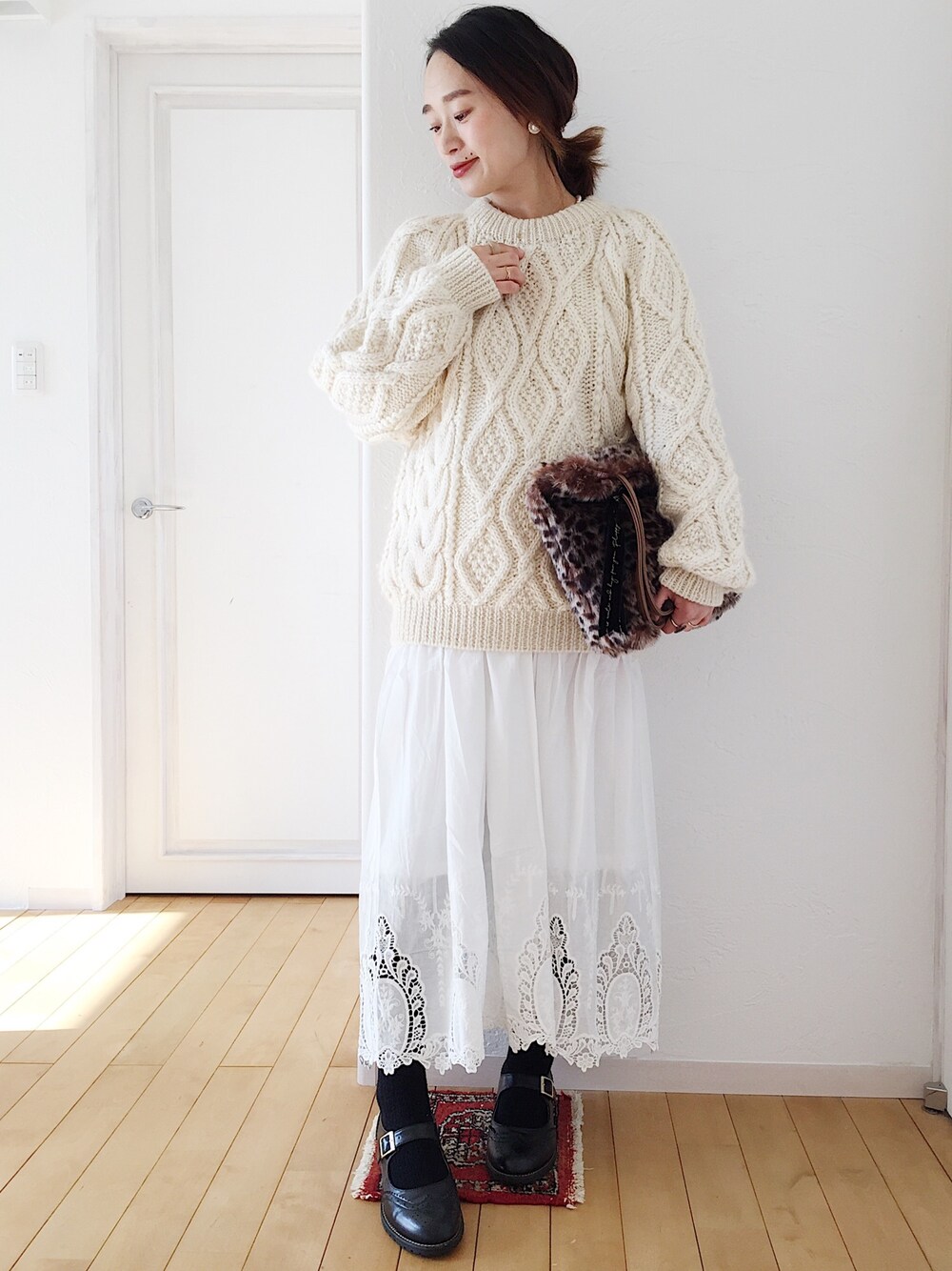 ブラウン系のトートバッグ、ブラック系のドレスシューズ、その他のピアス（片耳用）を着用したレディースの冬コーディネートの1枚目の写真