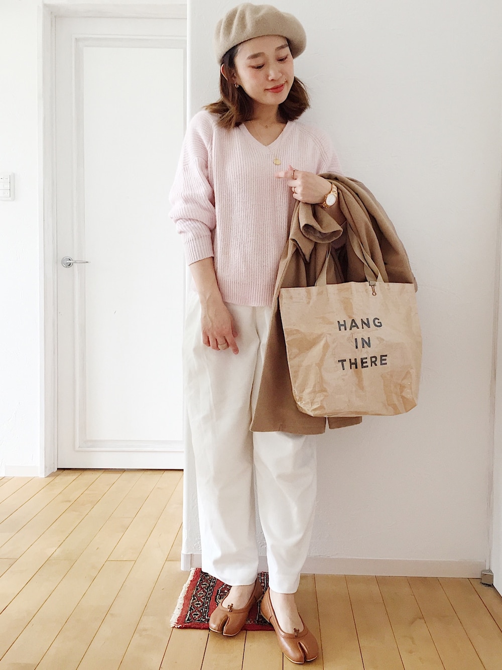 「カラーニット、ピンク、ピンクニット、大人カジュアル、シンプル、Vネック、コインネックレス、ネックレス重ね付け、足袋バレエ、淡色コーデ」｜「RODE SKOのRODE SKO ウールベレー（ハンチング/ベレー帽、ベージュ系）」を使った、きゃのさん（レディース・155cm）の冬コーディネートの1枚目の写真