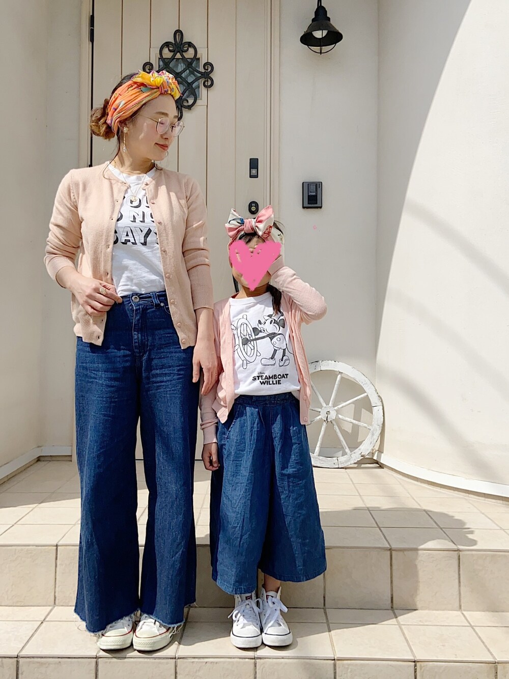 「おうち時間、親子コーデ、親子でおそろい、リンクコーデ、ピンク、スカーフ、ワイドパンツ、デニムパンツ、ハイカットスニーカー、メガネ女子」｜「JINSの【Modern metal】（メガネ、ゴールド系）」を使った、きゃのさん（レディース・155cm）の春コーディネートの1枚目の写真