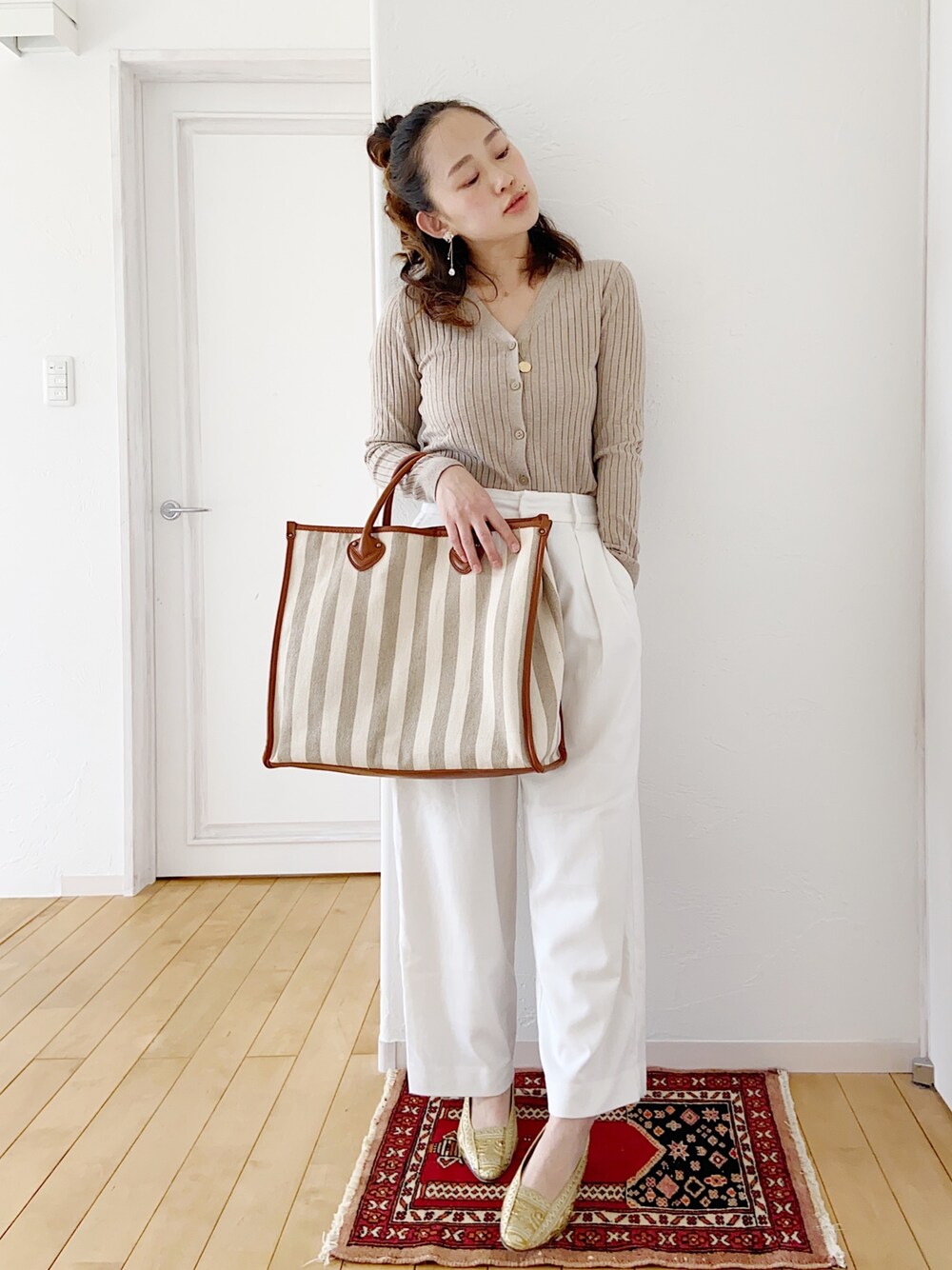 「シンプルコーデ、大人コーデ、キレイめ、リブニット、Vネックニット、ワイドパンツ、ビッグトート、刺繍パンプス、ベージュコーデ、ママコーデ」｜「sucréのアイテム（ピアス（両耳用）、ゴールド系）」を使った、きゃのさん（レディース・155cm）の春コーディネートの1枚目の写真