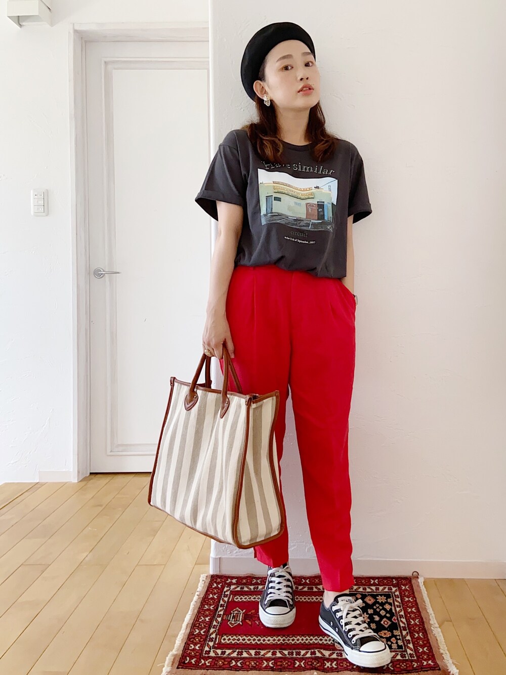 「カジュアルコーデ、大人カジュアル、オトナ女子、パンツスタイル、赤、プリントT、Tシャツ、ベレー帽、デカバッグ、ママコーデ」｜「VISのサーモベレー帽（ハンチング/ベレー帽、ブラック系）」を使った、きゃのさん（レディース・155cm）の夏コーディネートの1枚目の写真