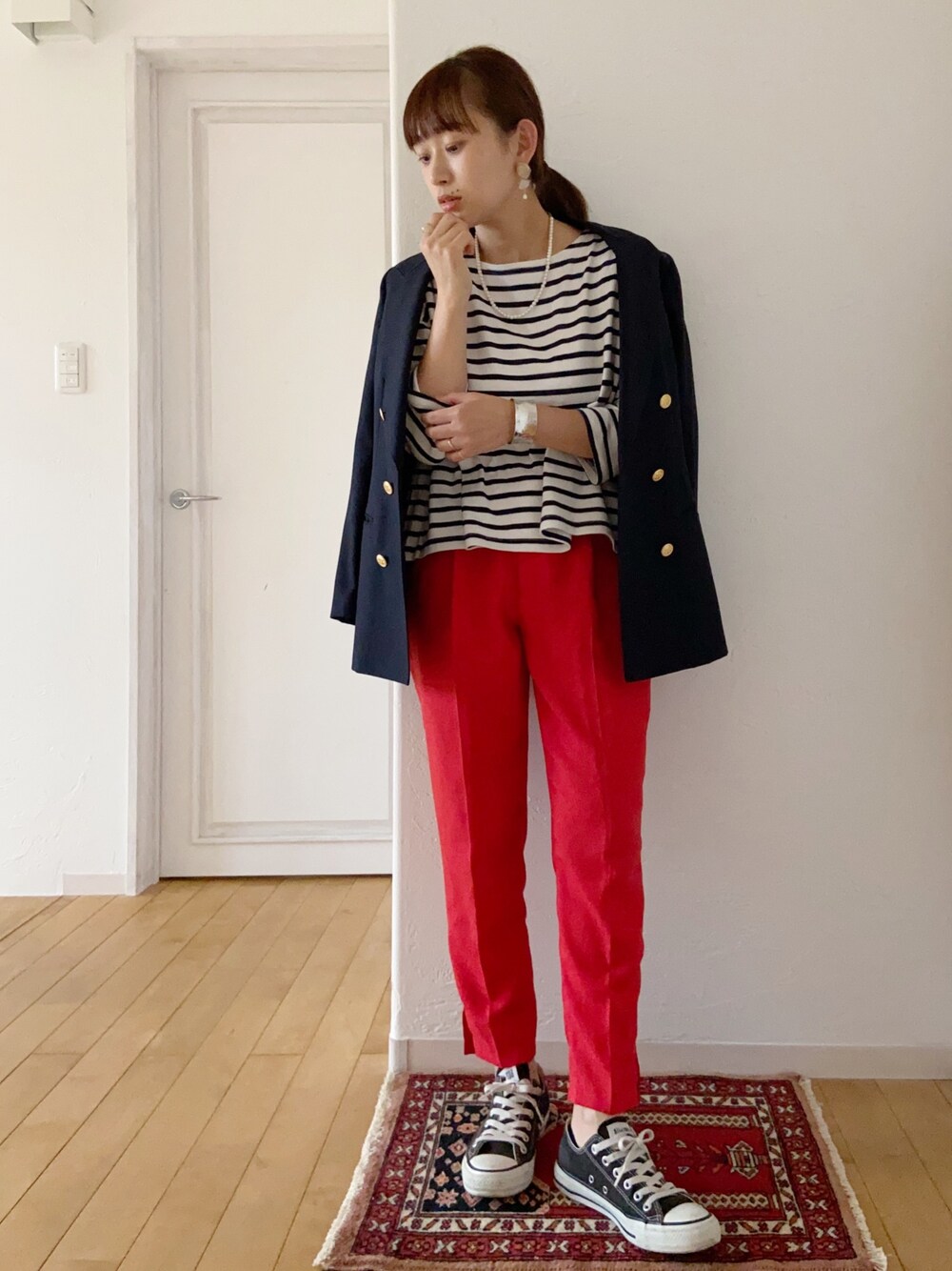 レッド系のその他パンツ、ゴールド系のピアス（両耳用）、その他のバングル/リストバンドを着用したレディースの秋コーディネートの1枚目の写真