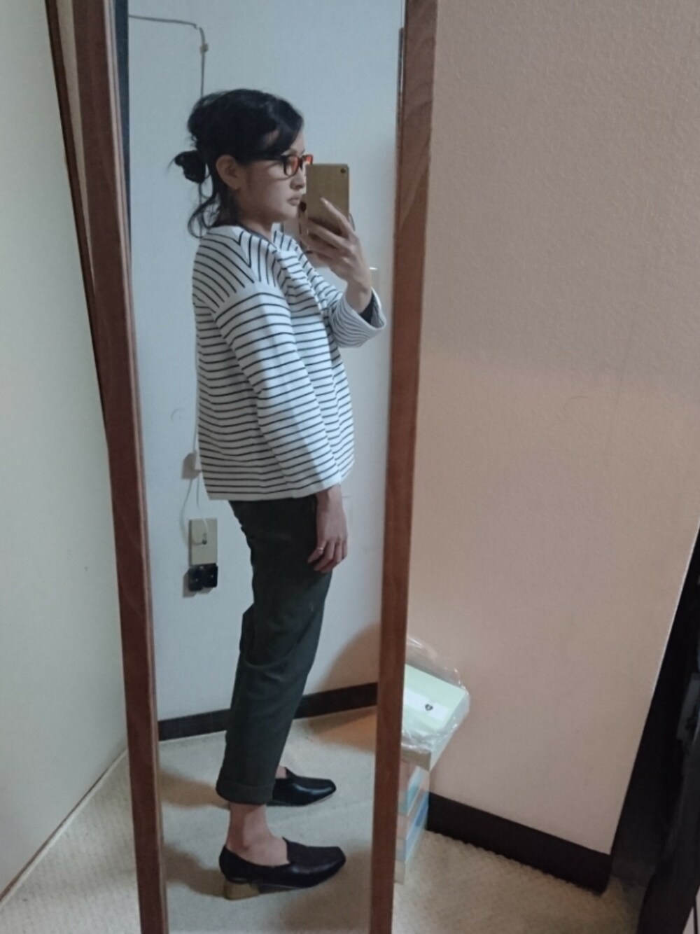 グリーン系のスラックス、その他のメガネを着用したレディースの冬コーディネートの1枚目の写真