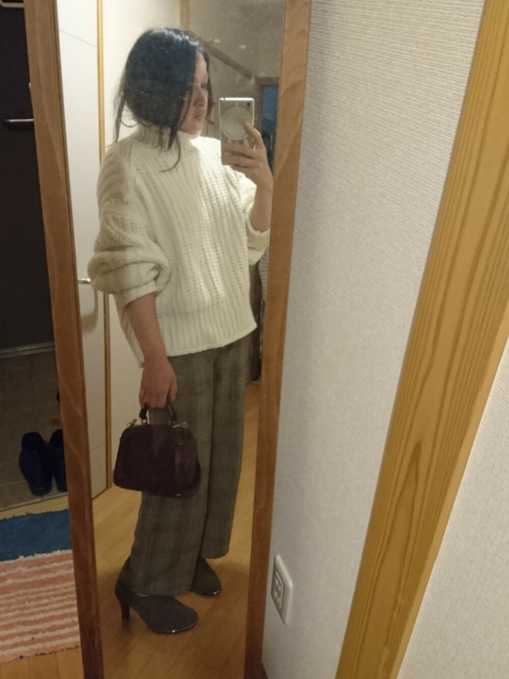 「冬のコーデ、大人カジュアル、チェックパンツ、きれいめカジュアル」｜「ZARAのアイテム（ショルダーバッグ、レッド系）」を使った、あきさん（レディース・150cm）の秋コーディネートの1枚目の写真