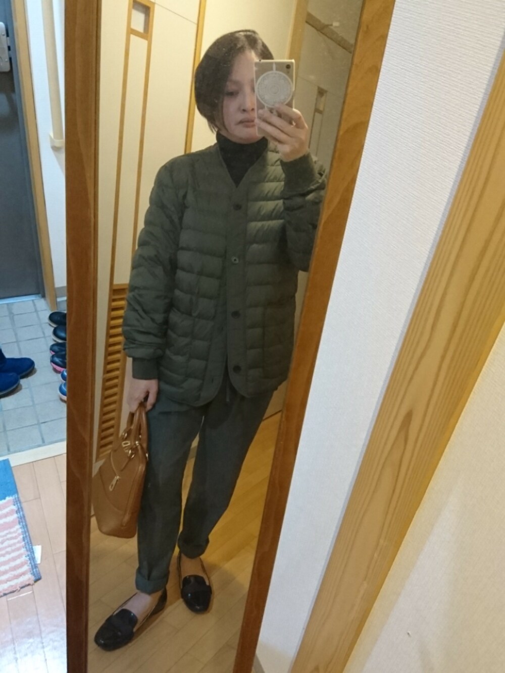 「シンプル、オトナ女子、メンズライク」｜「UNIQLOのアイテム（ノーカラージャケット、グリーン系）」を使った、あきさん（レディース・150cm）の冬コーディネートの1枚目の写真