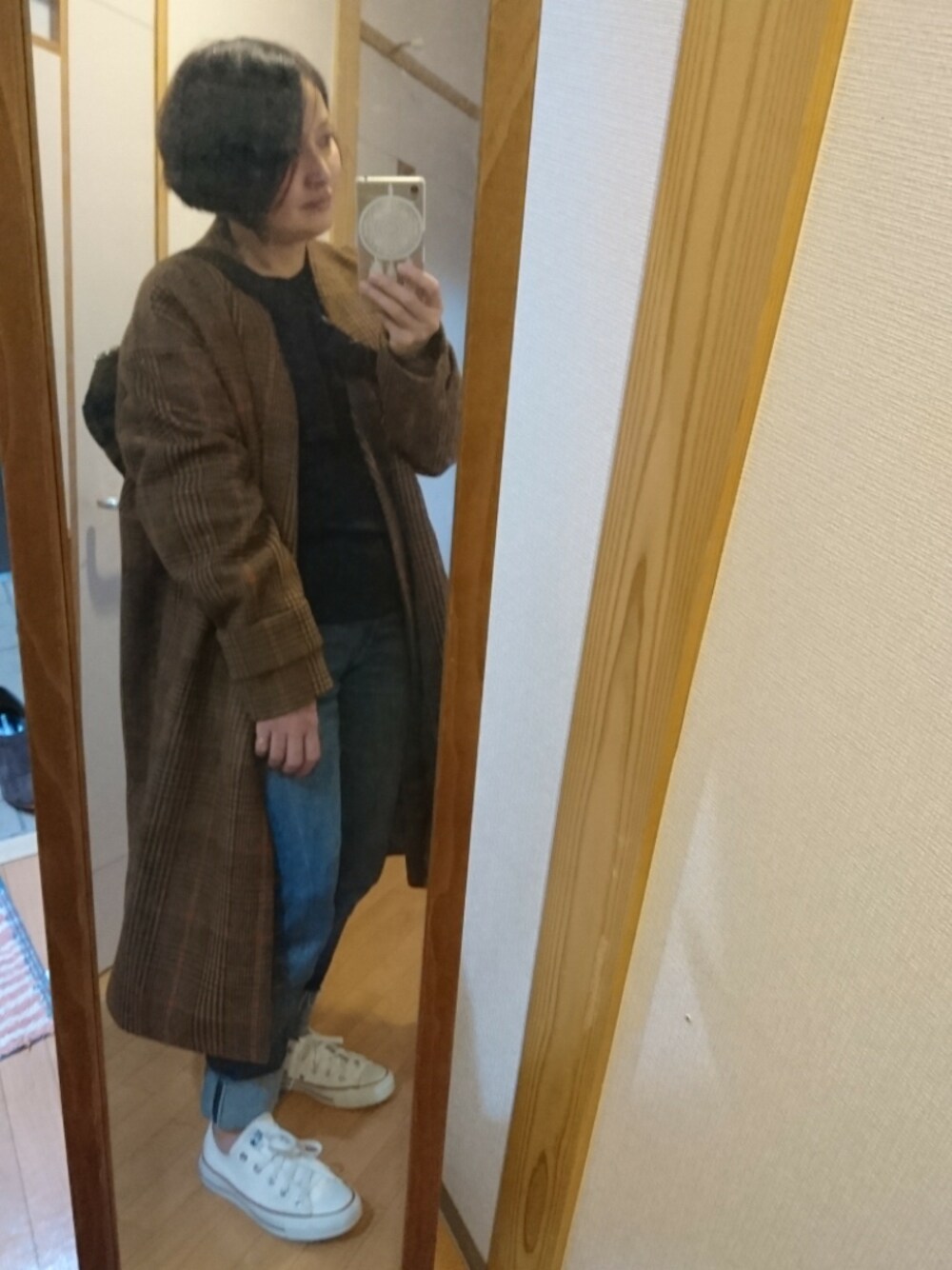 「大人カジュアル、スニーカーコーデ」｜「URBAN RESEARCH DOORSのアイテム（ニット/セーター、ブラック系）」を使った、あきさん（レディース・150cm）の冬コーディネートの1枚目の写真