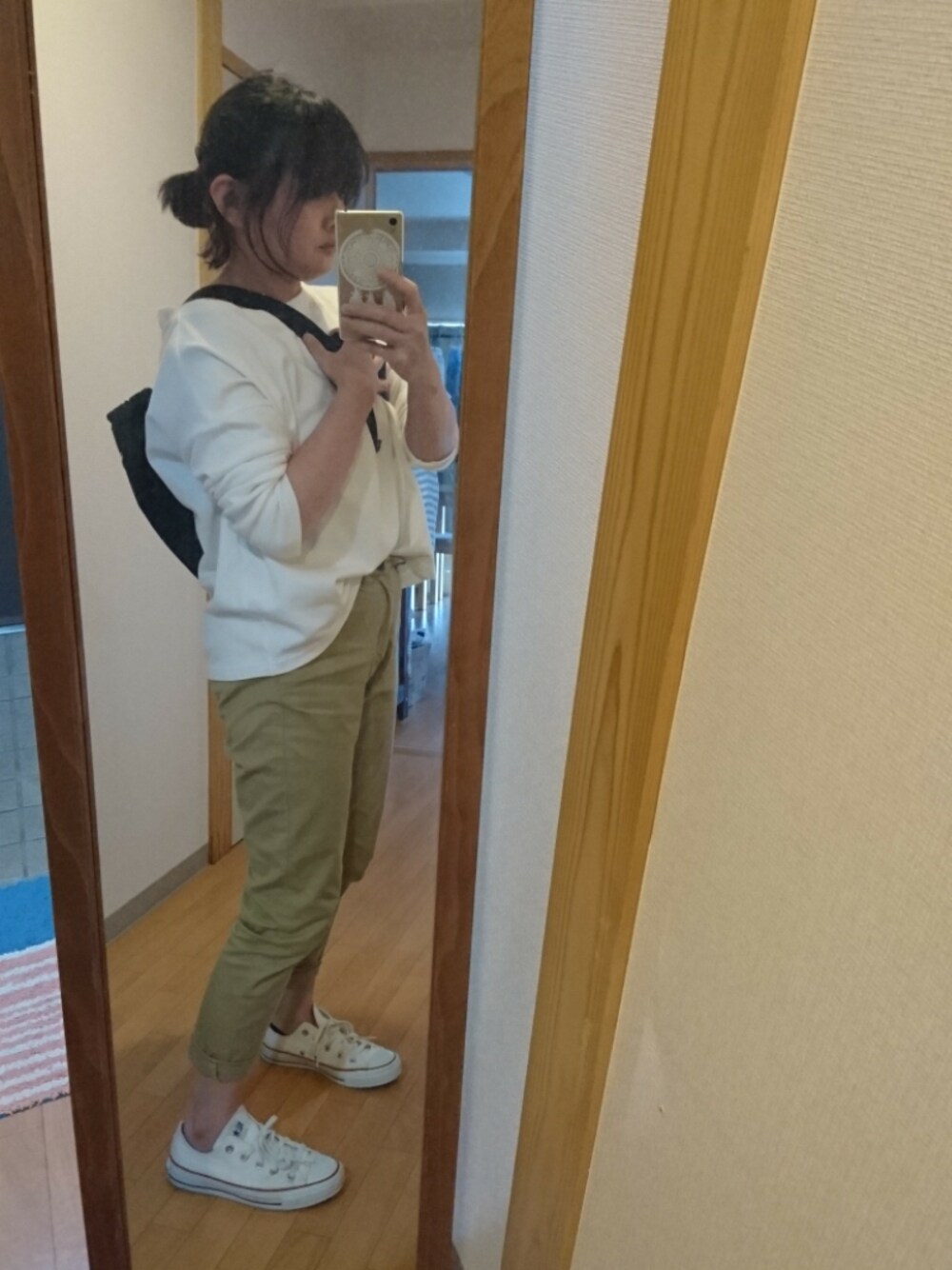 「大人カジュアル、シンプル、スニーカーコーデ、ベージュコーデ」｜「URBAN RESEARCH DOORSのアイテム（Tシャツ/カットソー、ホワイト系）」を使った、あきさん（レディース・150cm）の春コーディネートの1枚目の写真