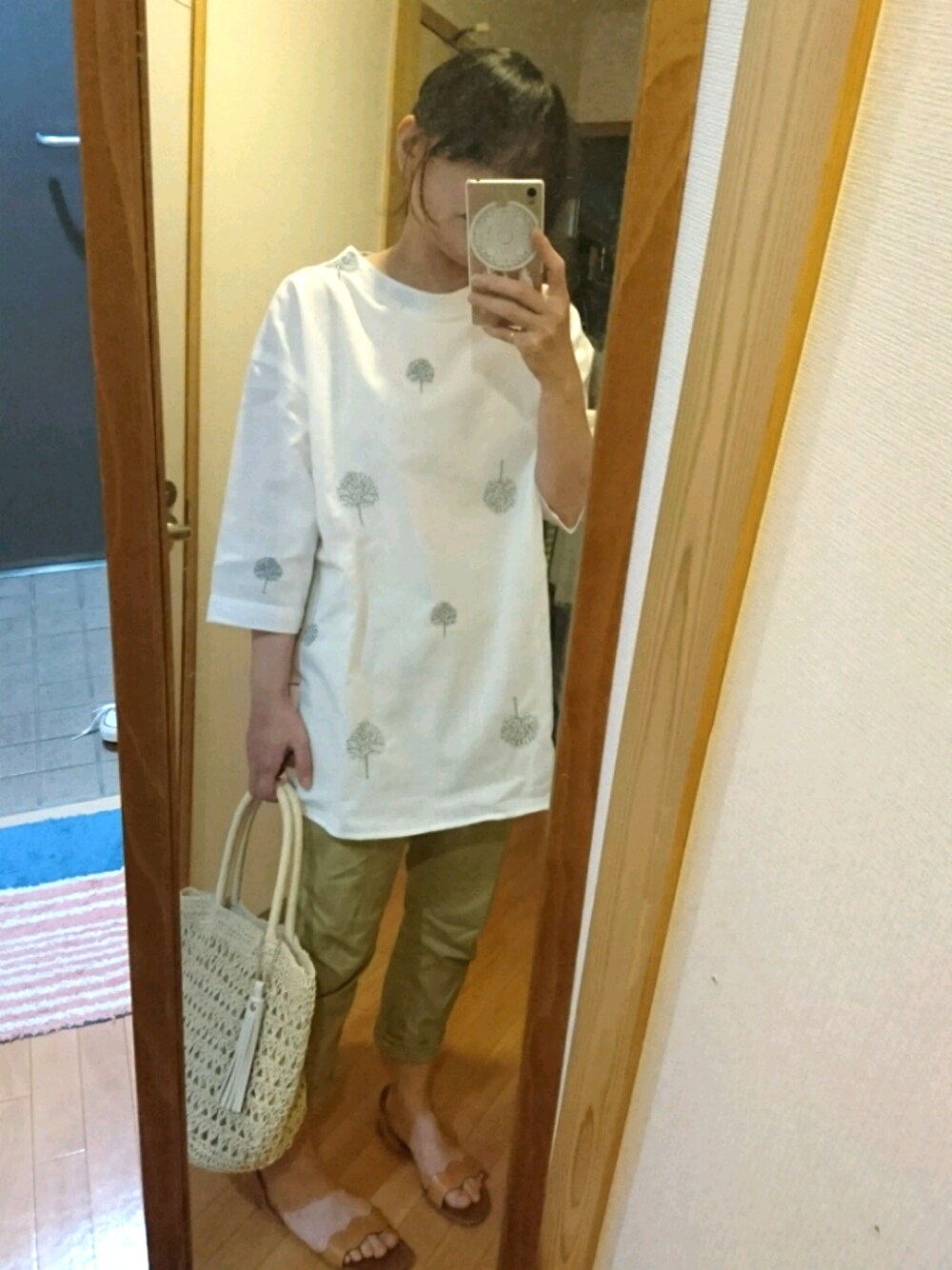 「リラックススタイル、低身長」｜「no brandの刺繍リネンチュニック（Tシャツ/カットソー、ホワイト系）」を使った、あきさん（レディース・150cm）の春コーディネートの1枚目の写真