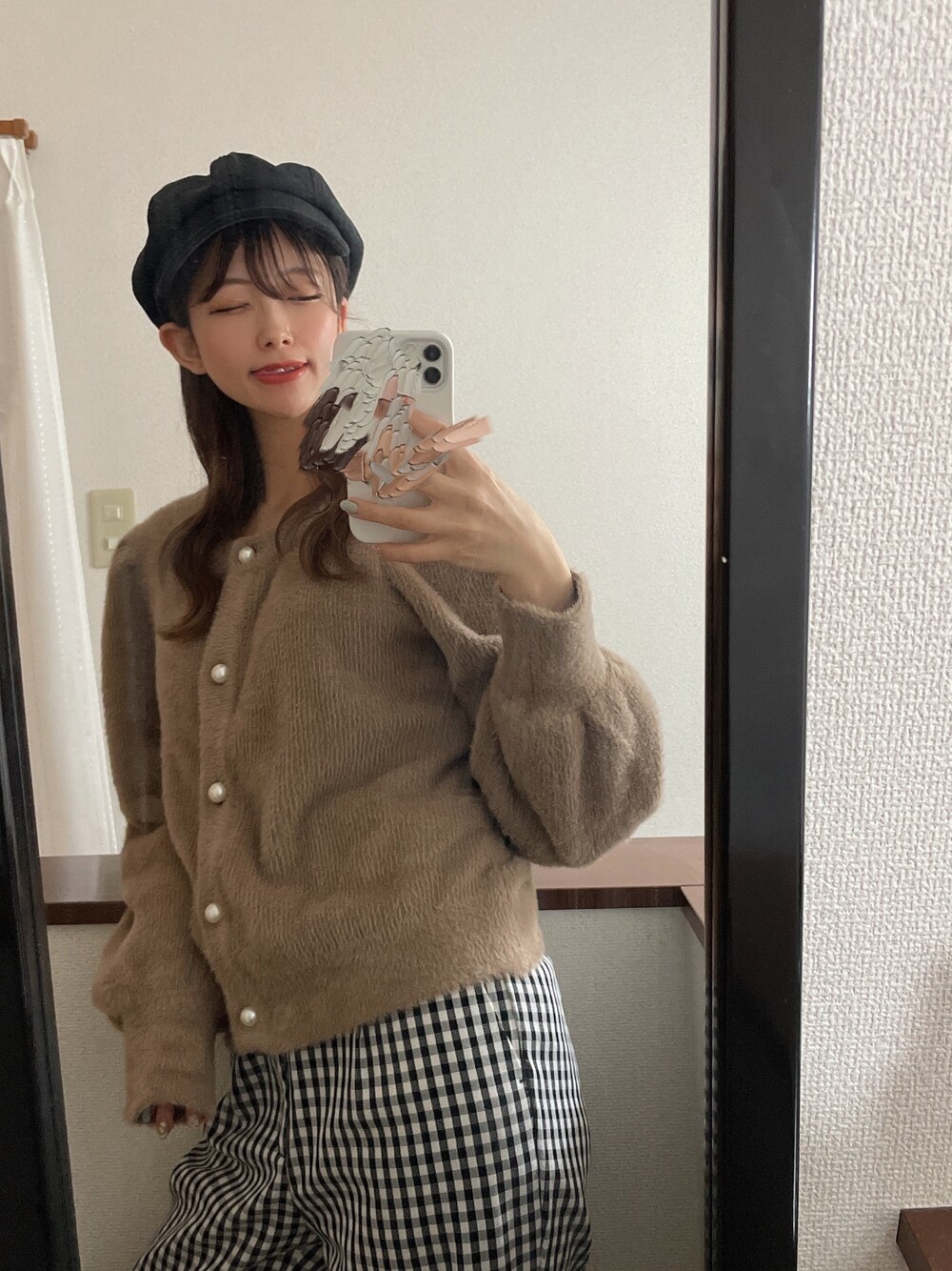 ホワイト系のチノパンツ、ブラック系のキャスケットを着用したレディースの冬コーディネートの1枚目の写真