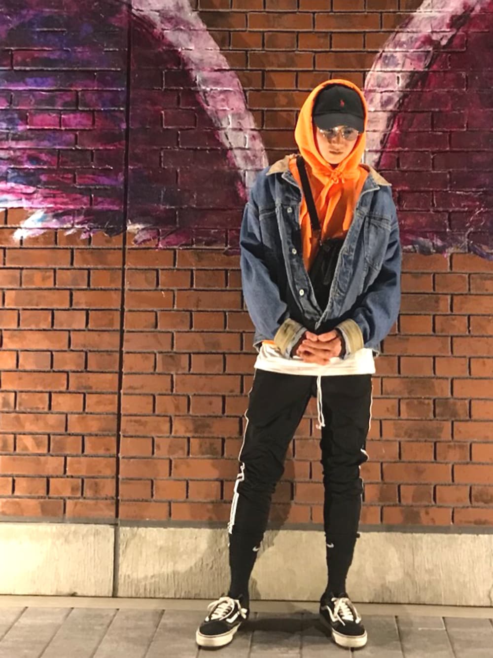 「ストリート、サコッシュ、MONO-MART、ビックシルエット、ソックスイン、シンプルコーデ、パーカー、ラインパンツ、NIKE」｜「POLO RALPH LAURENのアイテム（キャップ、ブラック系）」を使った、kuniさん（メンズ・174cm）の冬コーディネートの1枚目の写真