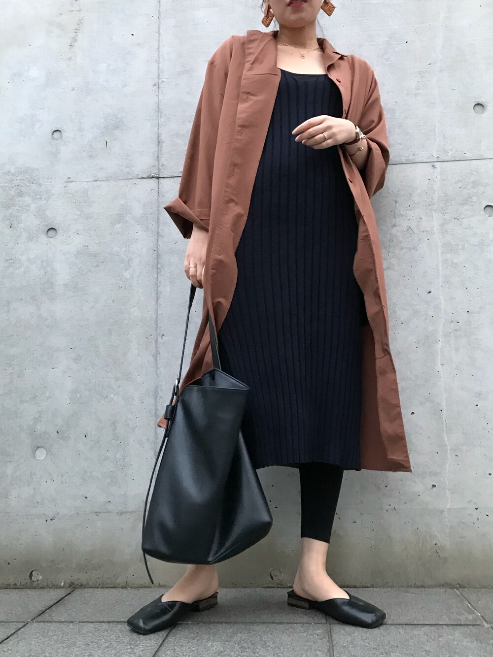 ブラック系のワンピース/ドレス、ブラック系のショルダーバッグを着用したレディースの春コーディネートの1枚目の写真