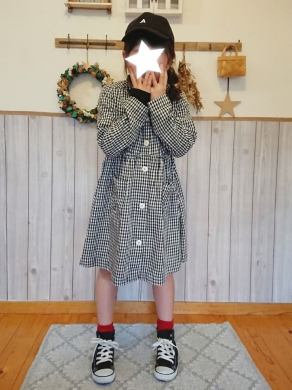「キッズコーデ、女の子、おんなのこ、ギンガムチェック、キャップ、スニーカー」｜「★のアイテム（その他、その他）」を使った、ku-amiさん（キッズ・125cm）の冬コーディネートの1枚目の写真