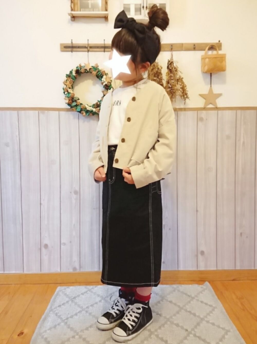 「キッズコーデ、おんなのこ、タイトスカート、コンバース、スニーカー、converse」｜「BRANSHESのノーカラーショートジャケット（ノーカラージャケット、ベージュ系）」を使った、ku-amiさん（キッズ・125cm）の冬コーディネートの1枚目の写真