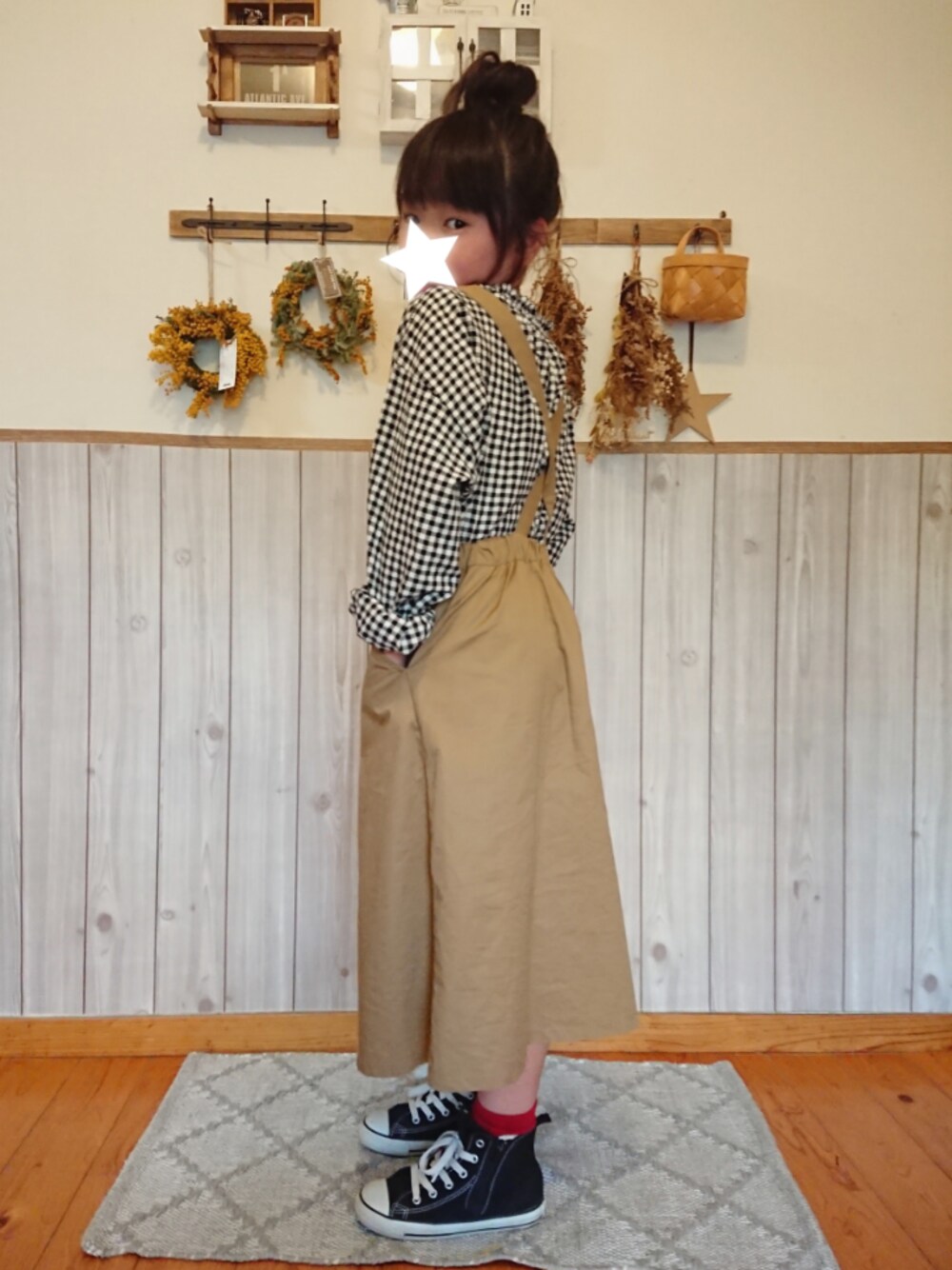 ベージュ系のジャンパースカート、ブラック系のスニーカー、その他のシャツ/ブラウスを着用したキッズの春コーディネートの1枚目の写真