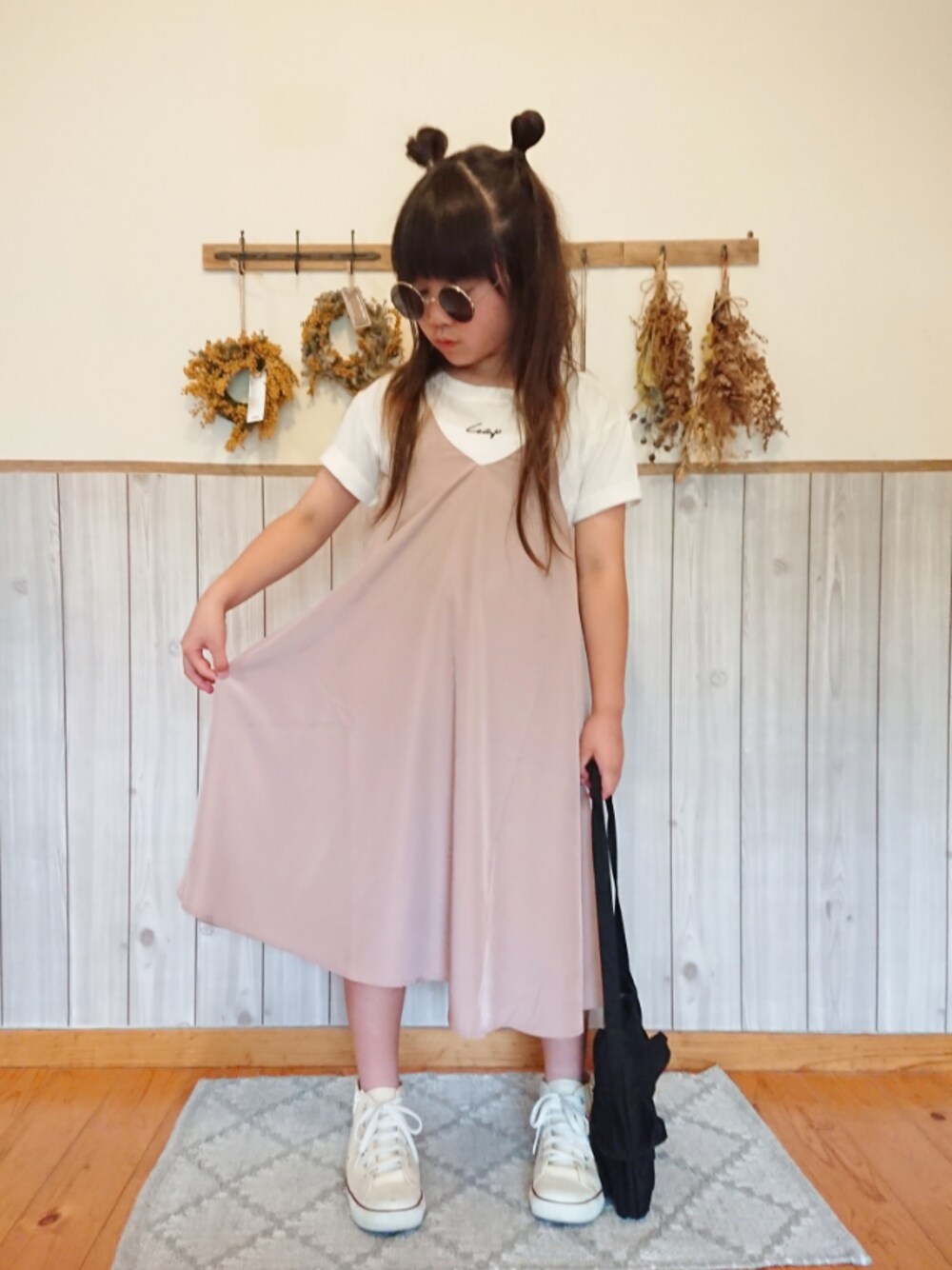 ホワイト系のTシャツ/カットソー、ホワイト系のスニーカー、ピンク系のジャンパースカートを着用したキッズの夏コーディネートの1枚目の写真