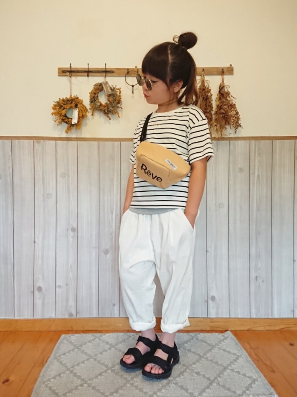 「キッズコーデ、女の子、カジュアル、レイヤードスタイル、スポサン、白パンツ」｜「THE CASUALのテレコレギュラータンクトップ キッズ（タンクトップ、グレー系）」を使った、ku-amiさん（キッズ・127cm）の夏コーディネートの1枚目の写真