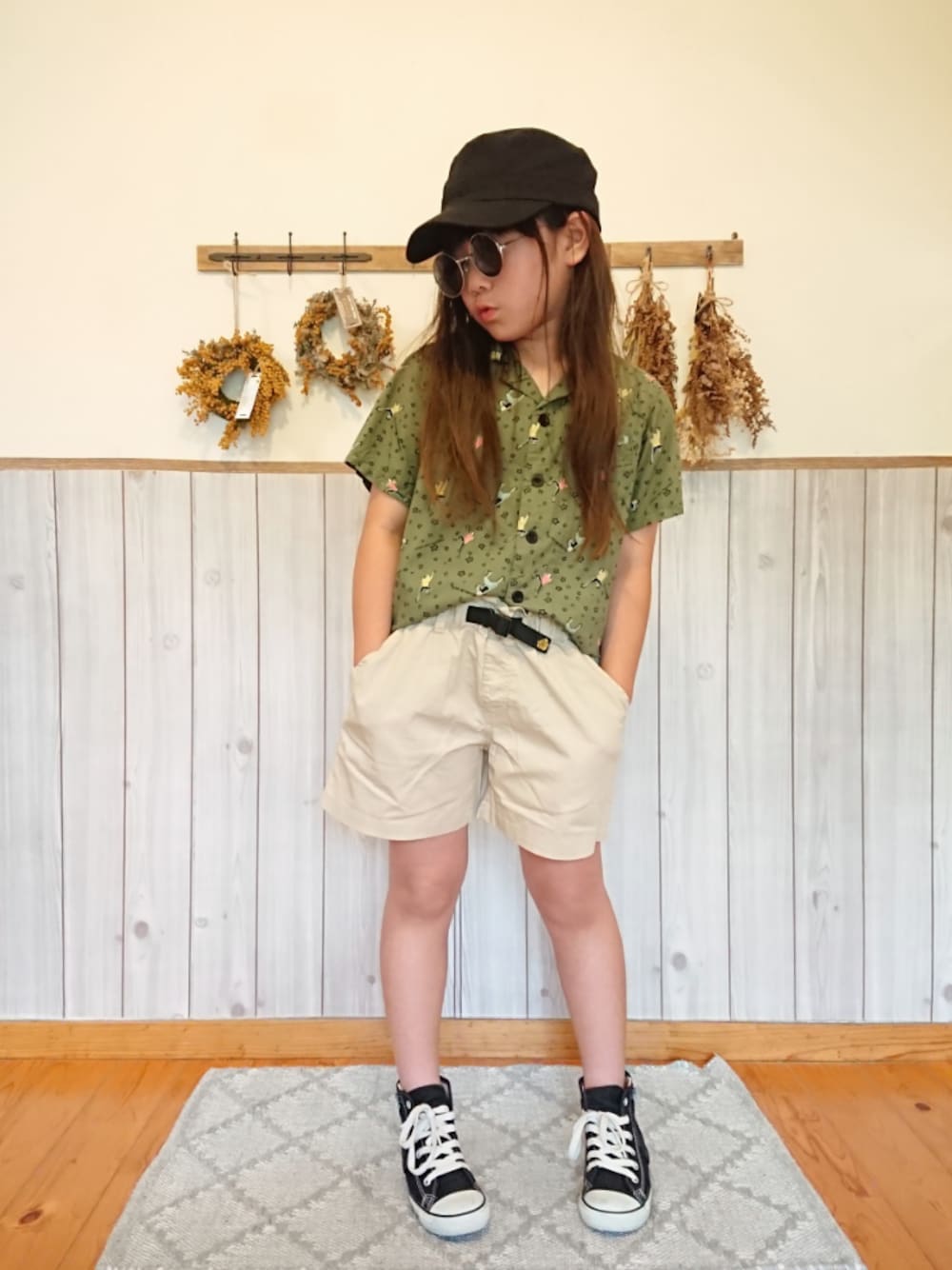 「キッズコーデ、女の子、シャツスタイル、スニーカー、コンバース、キャップ、グリーンフェス❽」｜「BREEZEのアイテム（シャツ/ブラウス、グリーン系）」を使った、ku-amiさん（キッズ・127cm）の夏コーディネートの1枚目の写真