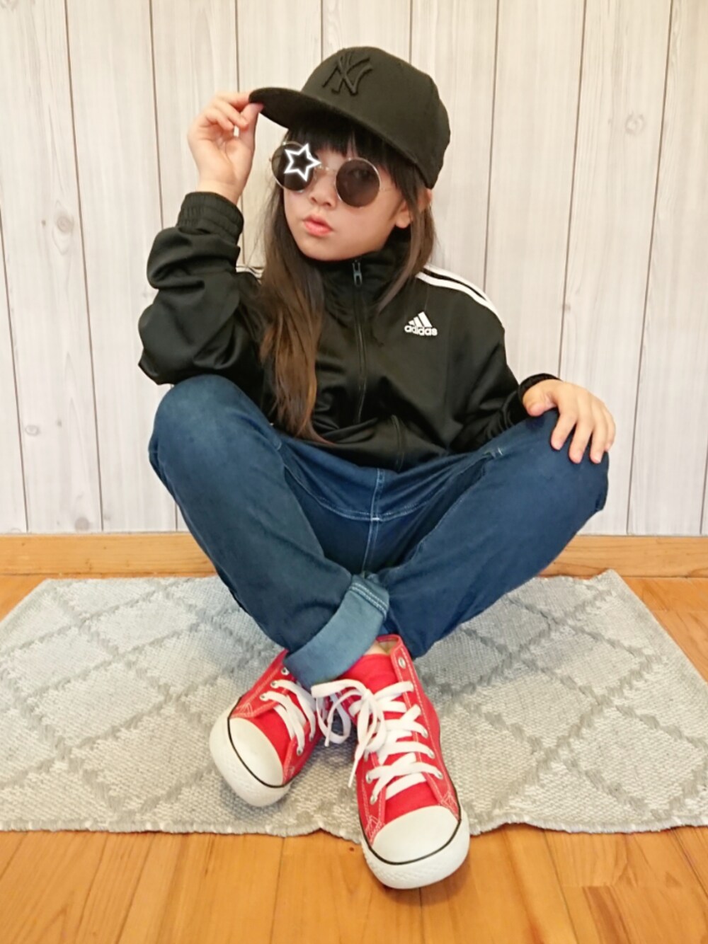 ブルー系のデニムパンツ、レッド系のスニーカー、その他のその他を着用したキッズの秋コーディネートの1枚目の写真