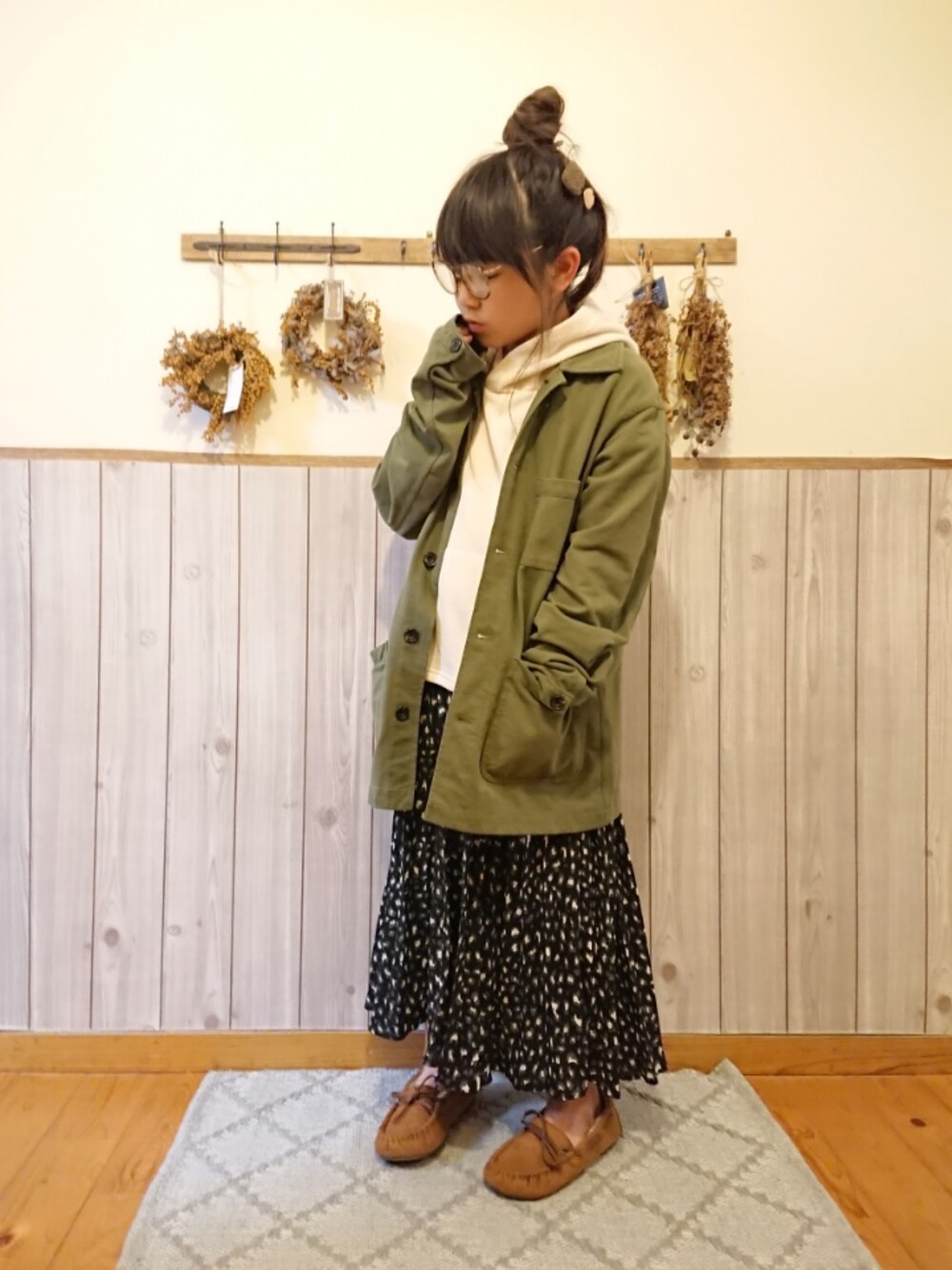 ホワイト系のスウェット、グリーン系のブルゾン、その他のその他を着用したキッズの秋コーディネートの1枚目の写真