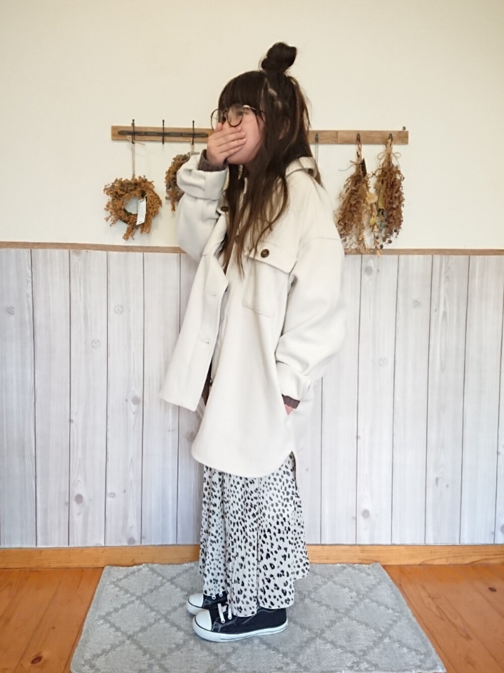 「年末WEAR感謝祭、キッズコーデ、女の子、CPOジャケット、カジュアル、しまむら、ハーフお団子」｜「GLOBAL WORKの羽織れる起毛CPOシャツ長袖/859350（シャツ/ブラウス、ホワイト系）」を使った、ku-amiさん（キッズ・133cm）の冬コーディネートの1枚目の写真