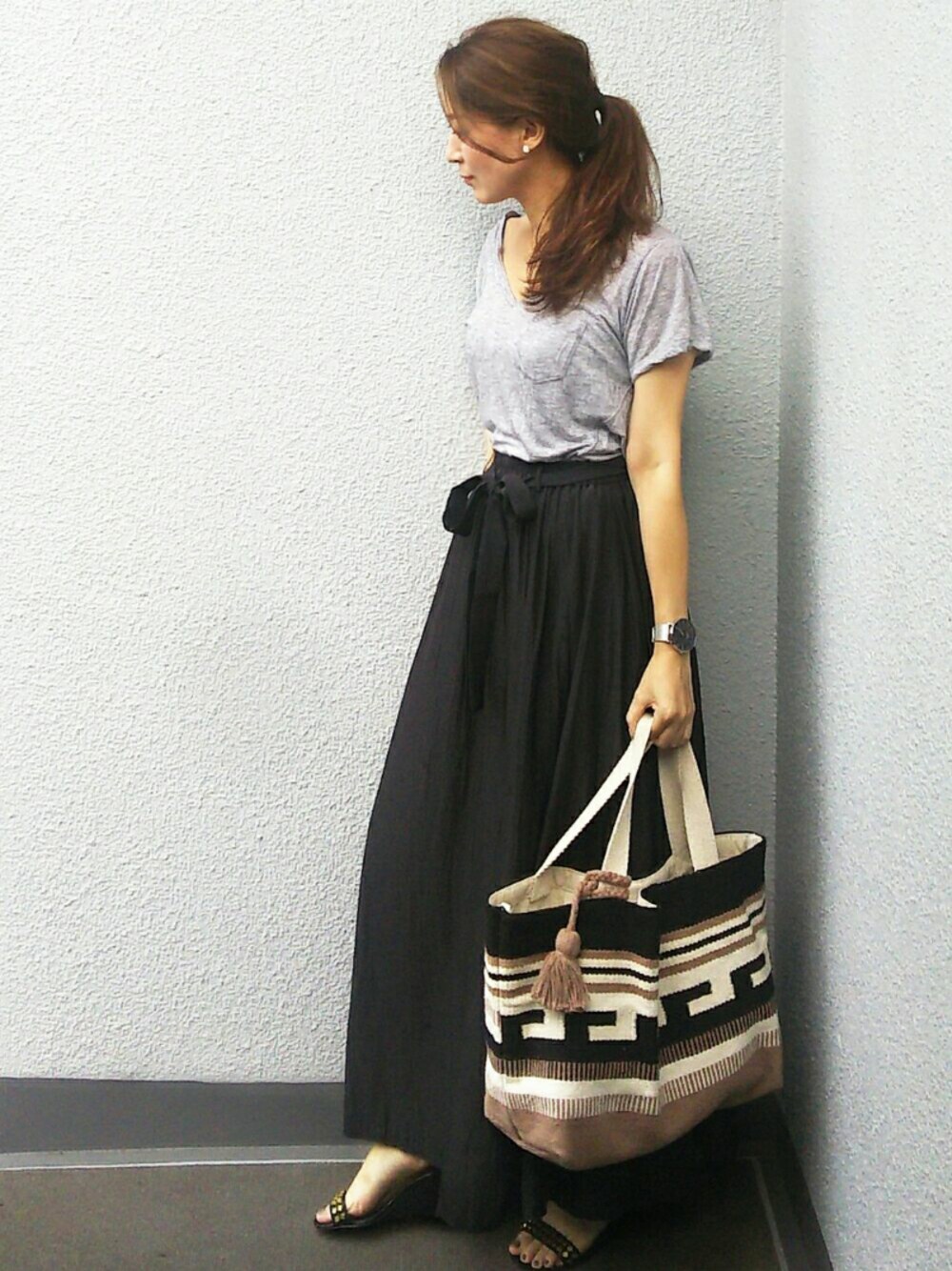グレー系のTシャツ/カットソー、ブラック系のスカート、ブラック系のトートバッグを着用したレディースの夏コーディネートの1枚目の写真