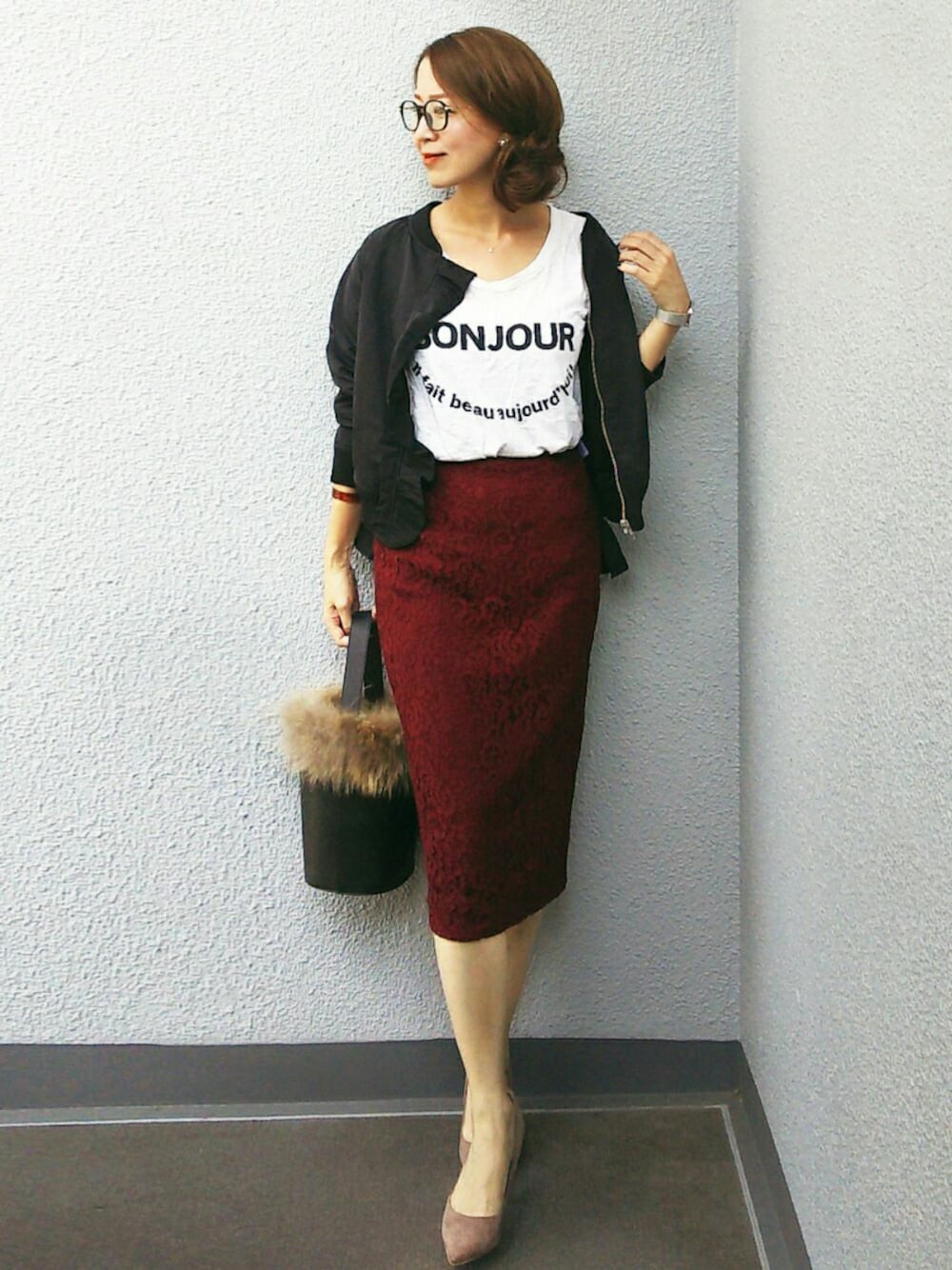 ベージュ系のパンプス、ブラック系のショルダーバッグ、ブラック系のMA-1を着用したレディースの秋コーディネートの1枚目の写真