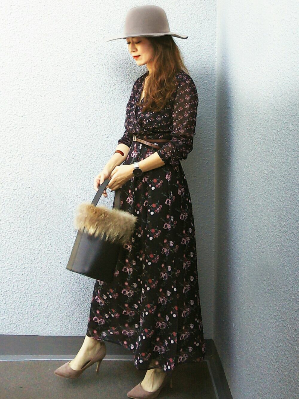 ブラック系のワンピース、ブラック系のショルダーバッグ、ベージュ系のパンプスを着用したレディースの秋コーディネートの1枚目の写真