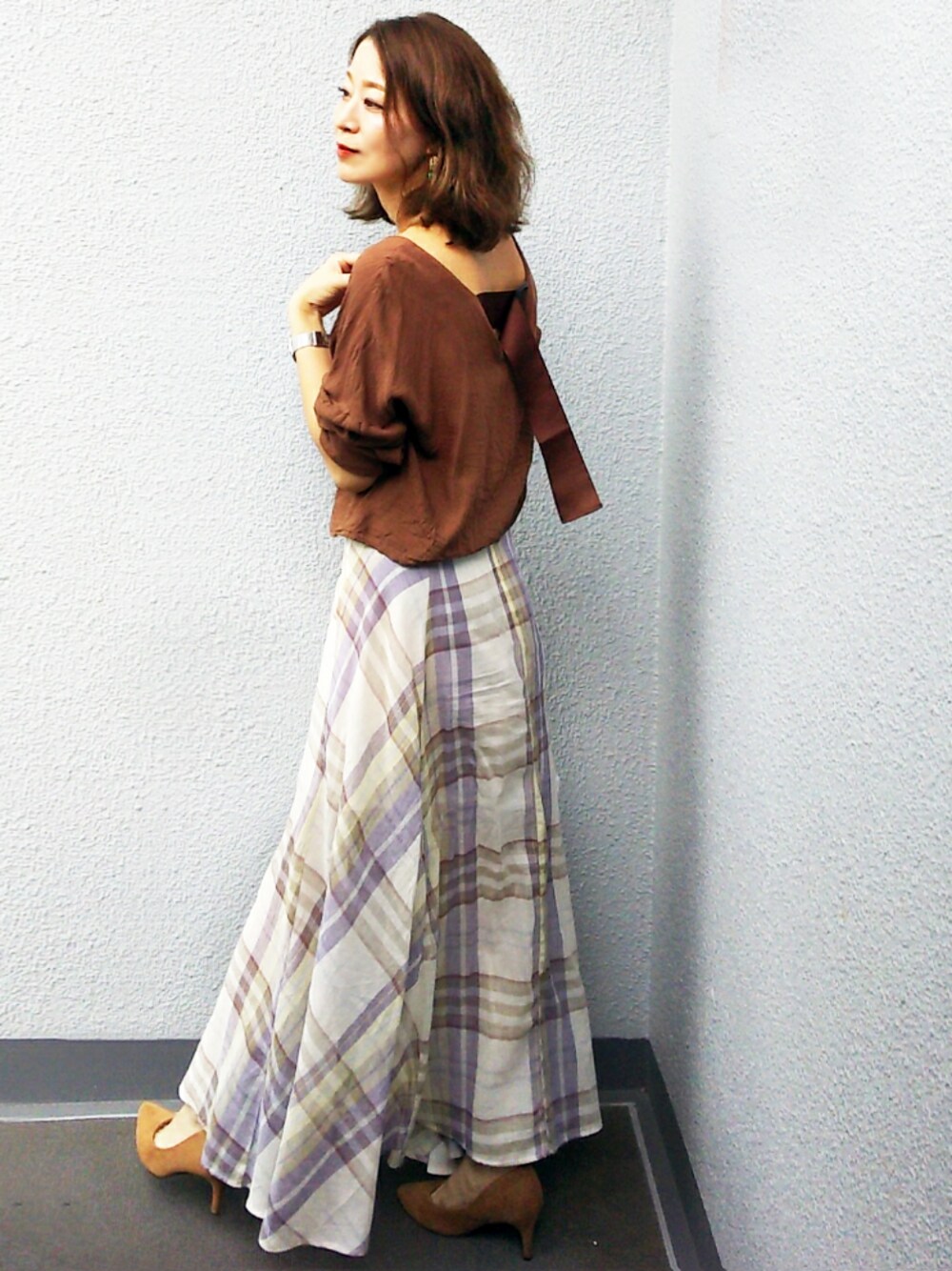 ブラウン系のシャツ/ブラウス、パープル系のスカート、イエロー系のパンプスを着用したレディースの夏コーディネートの1枚目の写真