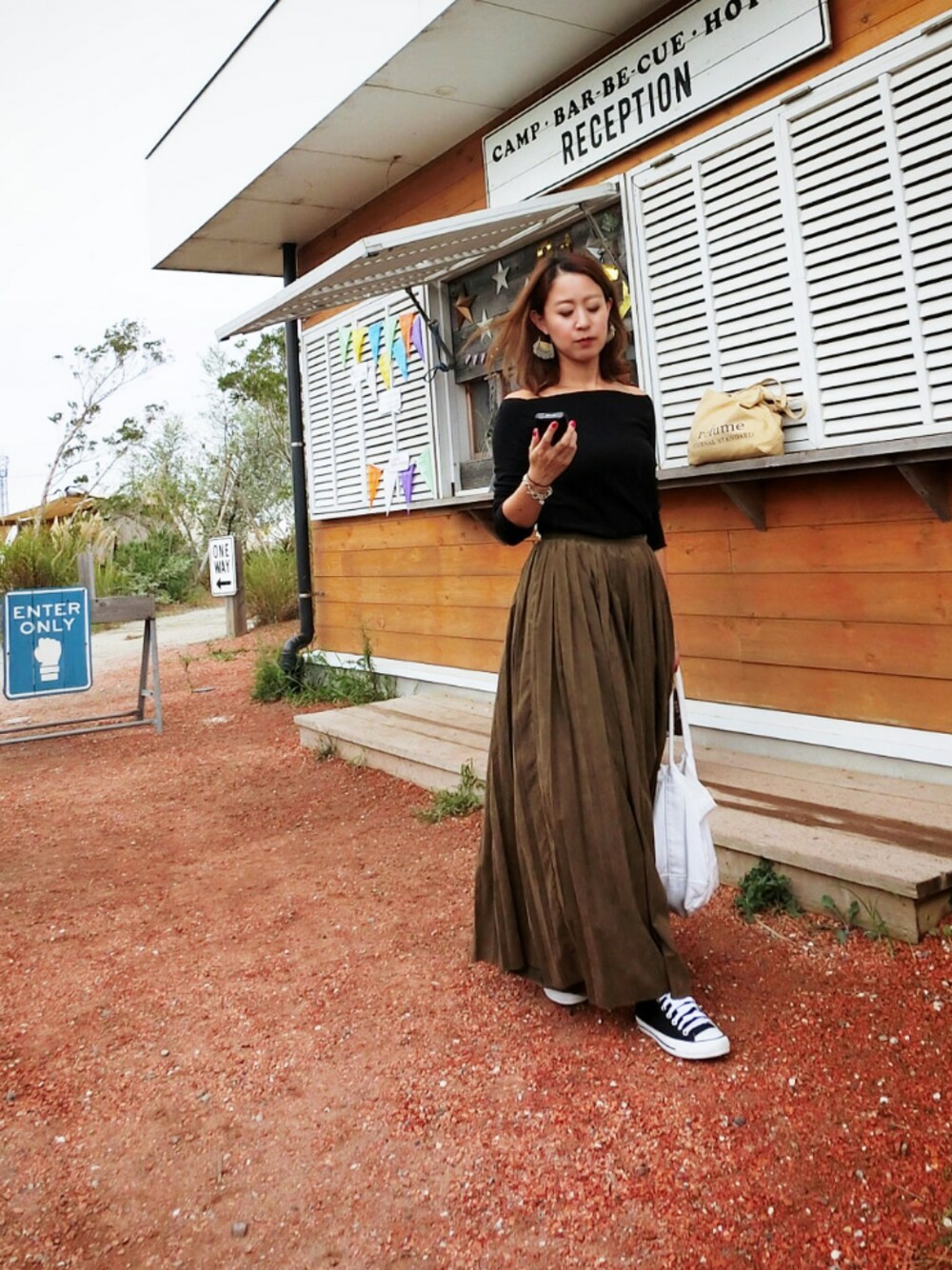 ブラック系のスニーカー、ブラック系のTシャツ/カットソー、シルバー系のブレスレットを着用したレディースの秋コーディネートの1枚目の写真