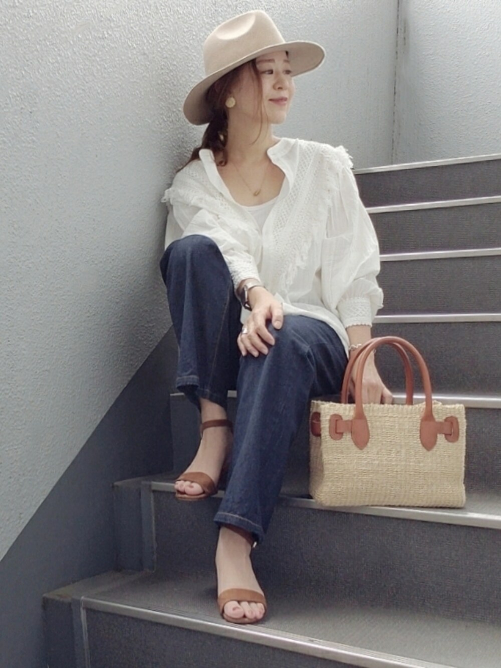 ホワイト系のシャツ/ブラウス、ブルー系のデニムパンツ、グレー系のハットを着用したレディースの春コーディネートの1枚目の写真