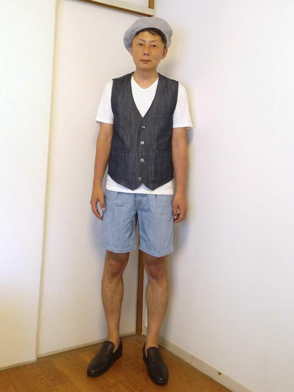 「ベレー帽、ショートパンツ、スリッポン、ジレ、シンプルコーデ、夏コーデ、アラフィフ、フォロー返します、ユニクロルメール、ユニクロU」｜「Free's martのアイテム（ハンチング/ベレー帽、グレー系）」を使った、nunuhomme【アラフィフ】さん（メンズ・166cm）の夏コーディネートの1枚目の写真