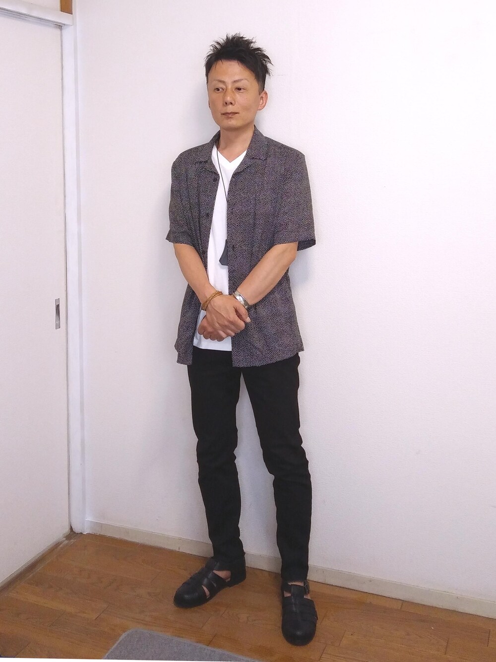 「黒、summer、大人カジュアル、休日スタイル、プチプラ、きれいめカジュアル、ootd、夏コーデ、低身長、開襟シャツ」｜「H&Mのオープンカラーシャツ（シャツ/ブラウス、ブラック系）」を使った、nunuhomme【アラフィフ】さん（メンズ・166cm）の春コーディネートの1枚目の写真