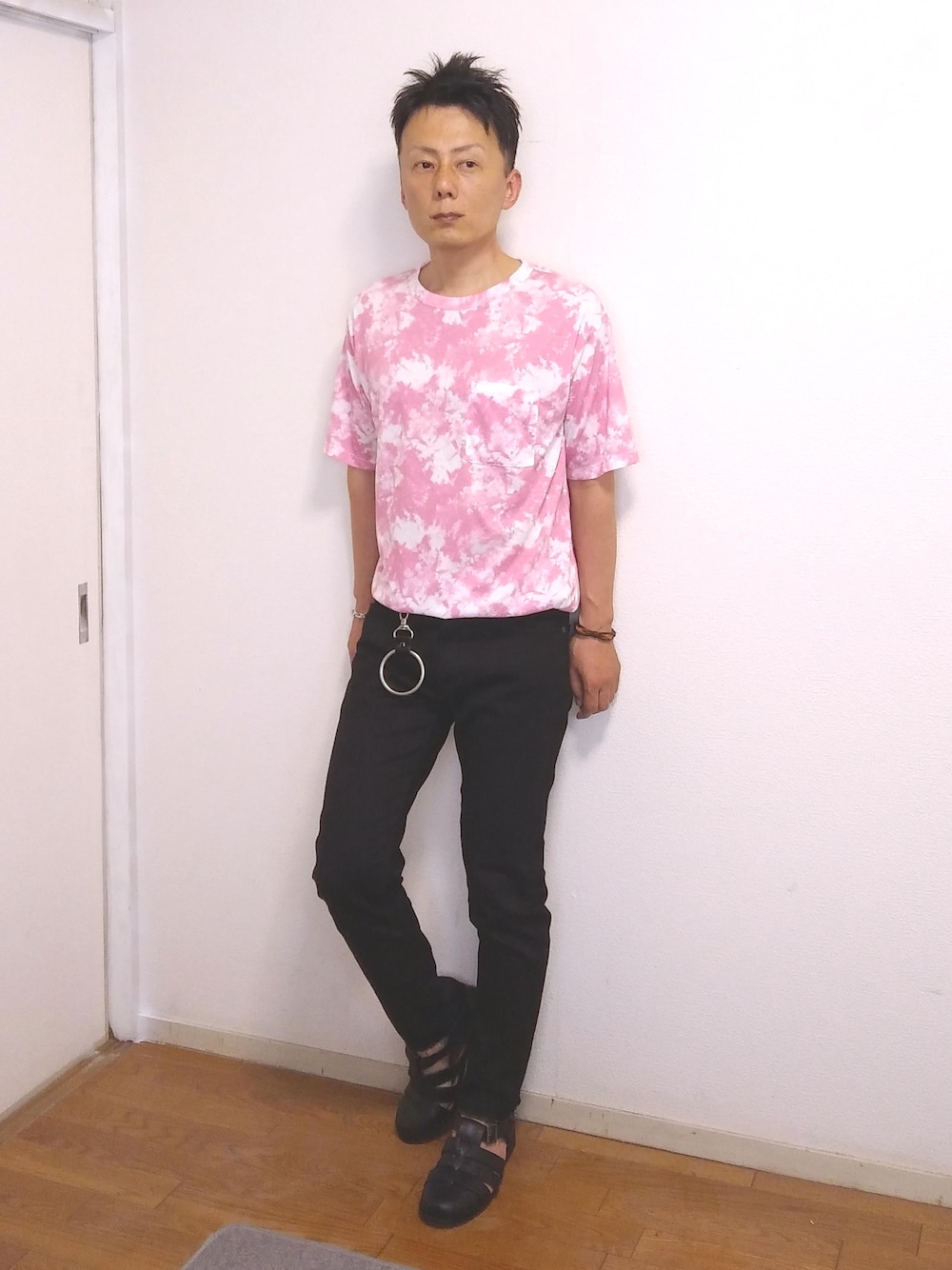 「カジュアル、タックイン、ootd、夏コーデ、低身長、黒スキニー、タイダイ、キーリング、Tシャツ×デニム、ロックスタイル」｜「GUのタイダイプリントT（Tシャツ/カットソー、ピンク系）」を使った、nunuhomme【アラフィフ】さん（メンズ・166cm）の夏コーディネートの1枚目の写真