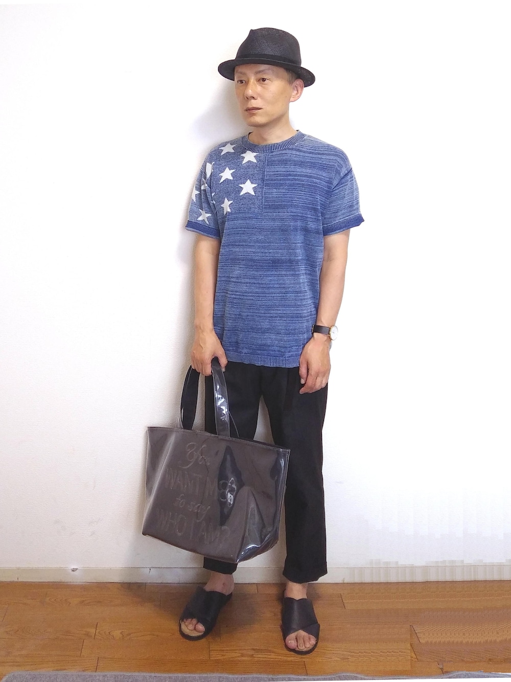 「黒、GU、プチプラ、きれいめカジュアル、ootd、夏コーデ、低身長、ゆるコーデ、クリアバッグ、オトナカジュアル」｜「FREAKS STOREのアイテム（ニット/セーター、ブルー系）」を使った、nunuhomme【アラフィフ】さん（メンズ・166cm）の夏コーディネートの1枚目の写真