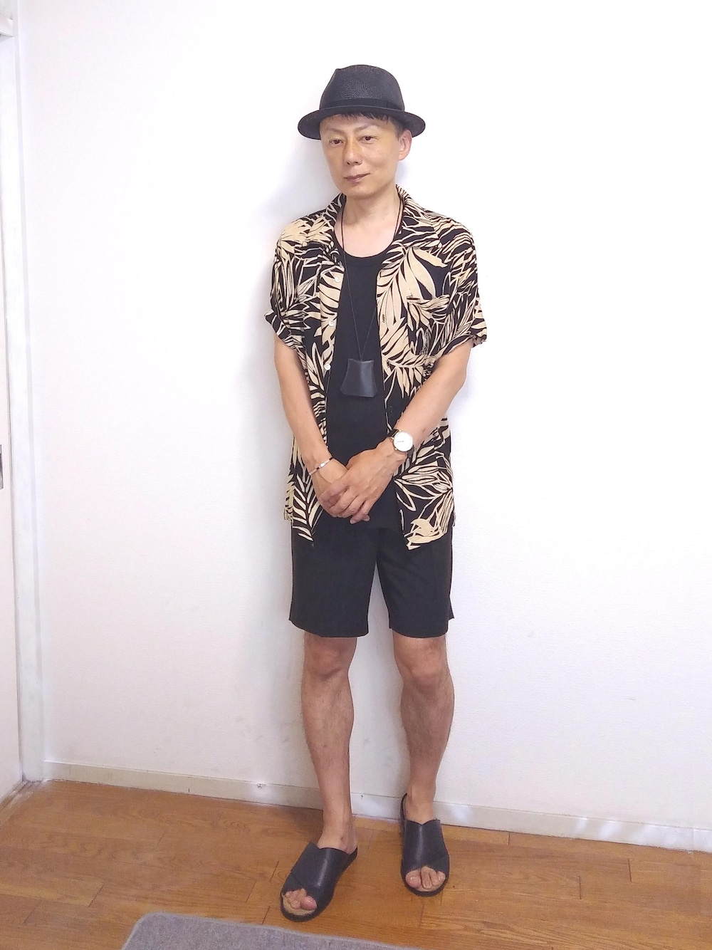 「カジュアル、夏、黒、モノトーン、サンダル、ootd、シャツスタイル、低身長、アロハシャツ、オトナカジュアル」｜「Kahikoのオープンカラーシャツ（シャツ/ブラウス、ブラック系）」を使った、nunuhomme【アラフィフ】さん（メンズ・166cm）の夏コーディネートの1枚目の写真