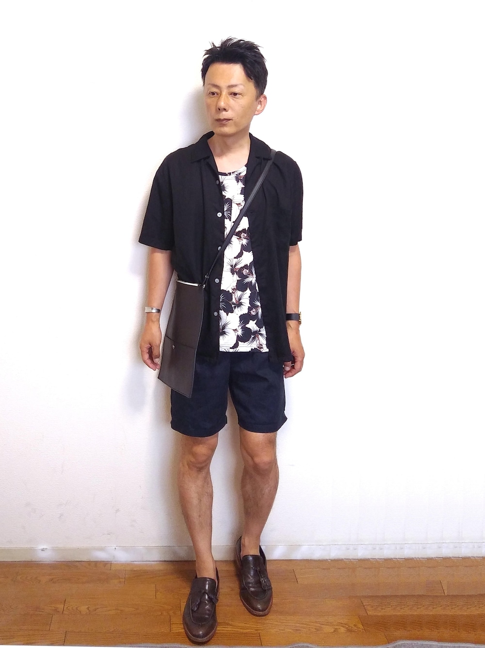 「夏、黒、モノトーン、ユニクロ、プチプラ、きれいめカジュアル、ootd、シャツスタイル、低身長、オトナカジュアル」｜「UNIQLOのオープンカラーシャツ（半袖）（シャツ/ブラウス、ブラック系）」を使った、nunuhomme【アラフィフ】さん（メンズ・166cm）の夏コーディネートの1枚目の写真