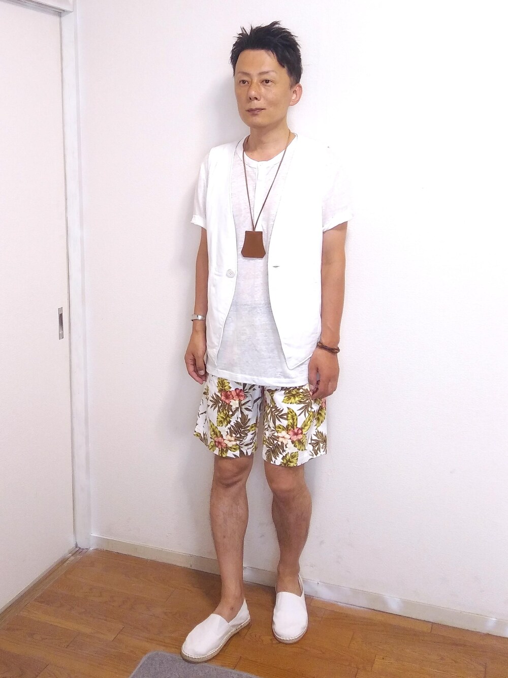 「夏、Tシャツ、白、オーバーサイズ、大人カジュアル、休日スタイル、きれいめカジュアル、ootd、低身長」｜「ZARAのヘンリーネックシャツ（Tシャツ/カットソー、ホワイト系）」を使った、nunuhomme【アラフィフ】さん（メンズ・166cm）の夏コーディネートの1枚目の写真