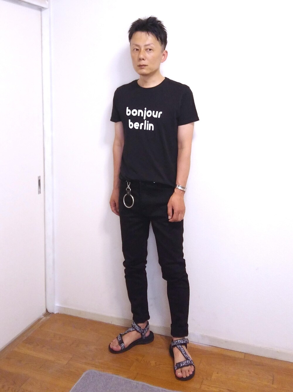 「カジュアル、ブラック、Tシャツ、プチプラ、サンダル、ootd、シンプルコーデ、夏コーデ、低身長、黒スキニー」｜「H&Mのアイテム（Tシャツ/カットソー、ブラック系）」を使った、nunuhomme【アラフィフ】さん（メンズ・166cm）の夏コーディネートの1枚目の写真