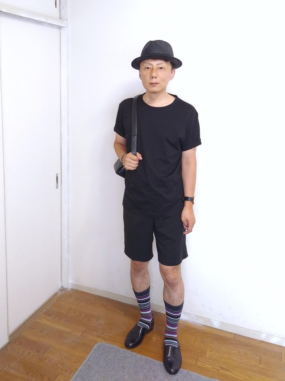「カジュアル、夏、Tシャツ、黒、モノトーン、大人カジュアル、きれいめカジュアル、ootd、シンプルコーデ、低身長」｜「Uniqlo Uのアイテム（Tシャツ/カットソー、ブラック系）」を使った、nunuhomme【アラフィフ】さん（メンズ・166cm）の夏コーディネートの1枚目の写真